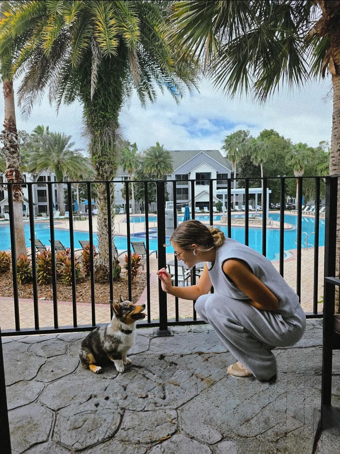 Paws up &mdash; pets are totally welcome here! 🐾🐶🐱
From morning zoomies to evening snuggles, our community is made for you and your furry besties.

Lease NOW with Hideaway Gainesville.💙
