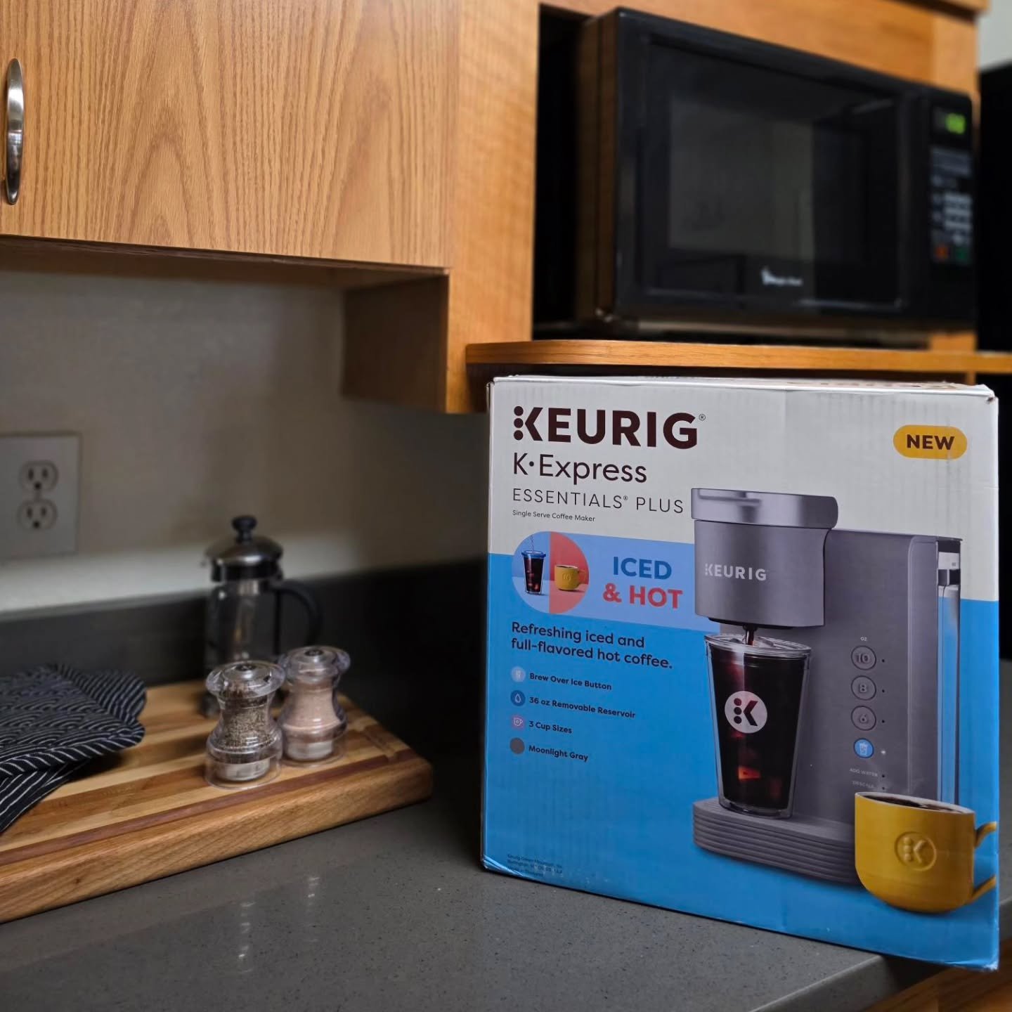 ☕️ DAY 7 GIVEAWAY! ☕️ 

Today&rsquo;s featured prize is the Keurig K-Express Essentials Plus &mdash; brews iced AND hot coffee so you&rsquo;re covered for early classes, late nights, and everything in between! 😍✨ 

Renew today for an automatic entry