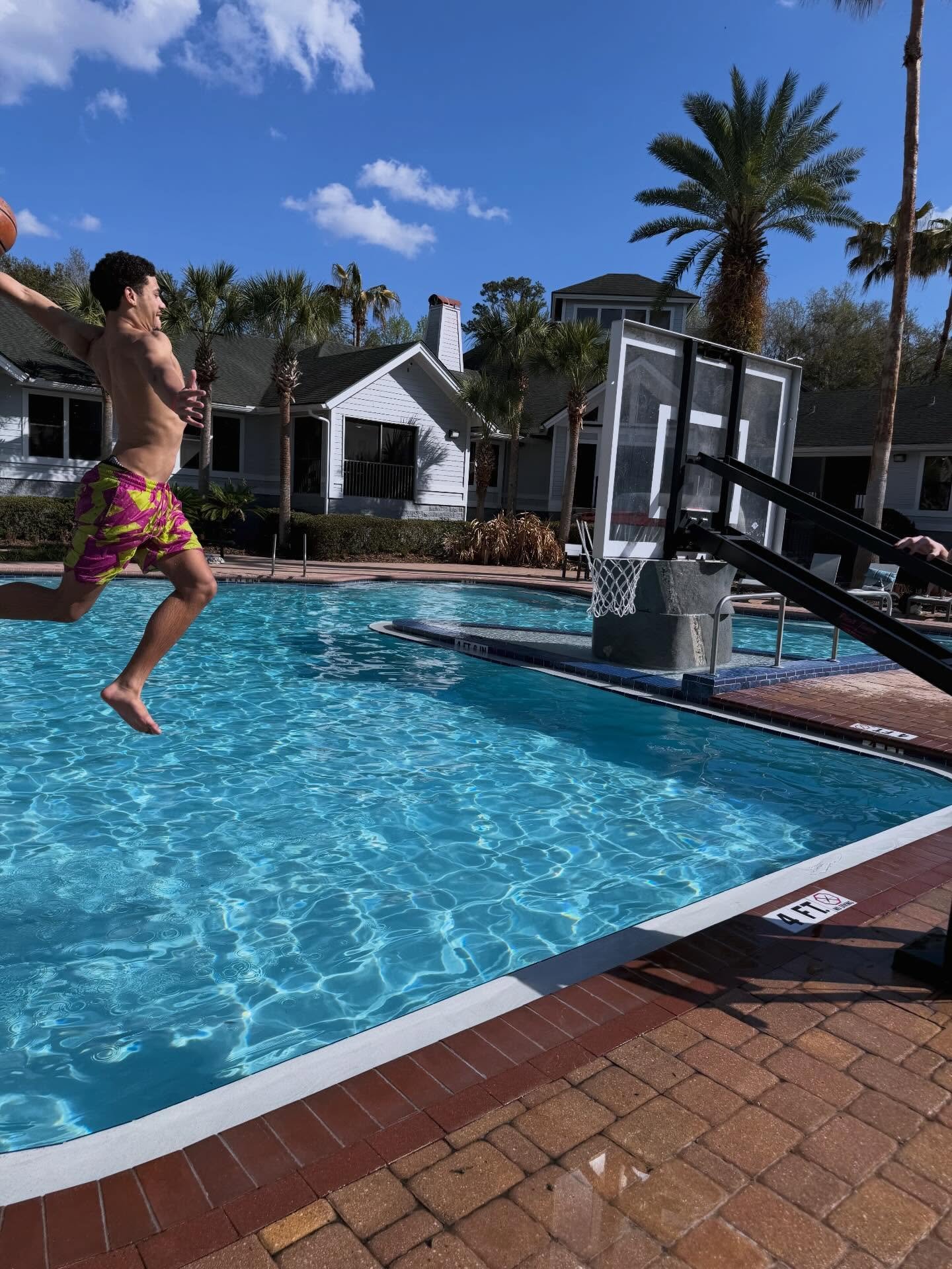 Spring Break mode: ACTIVATED. 🌴☀️
Just jumping right into it&hellip; literally.
&nbsp;
#StudyPlayHideaway #UF #OffCampus #studentlife