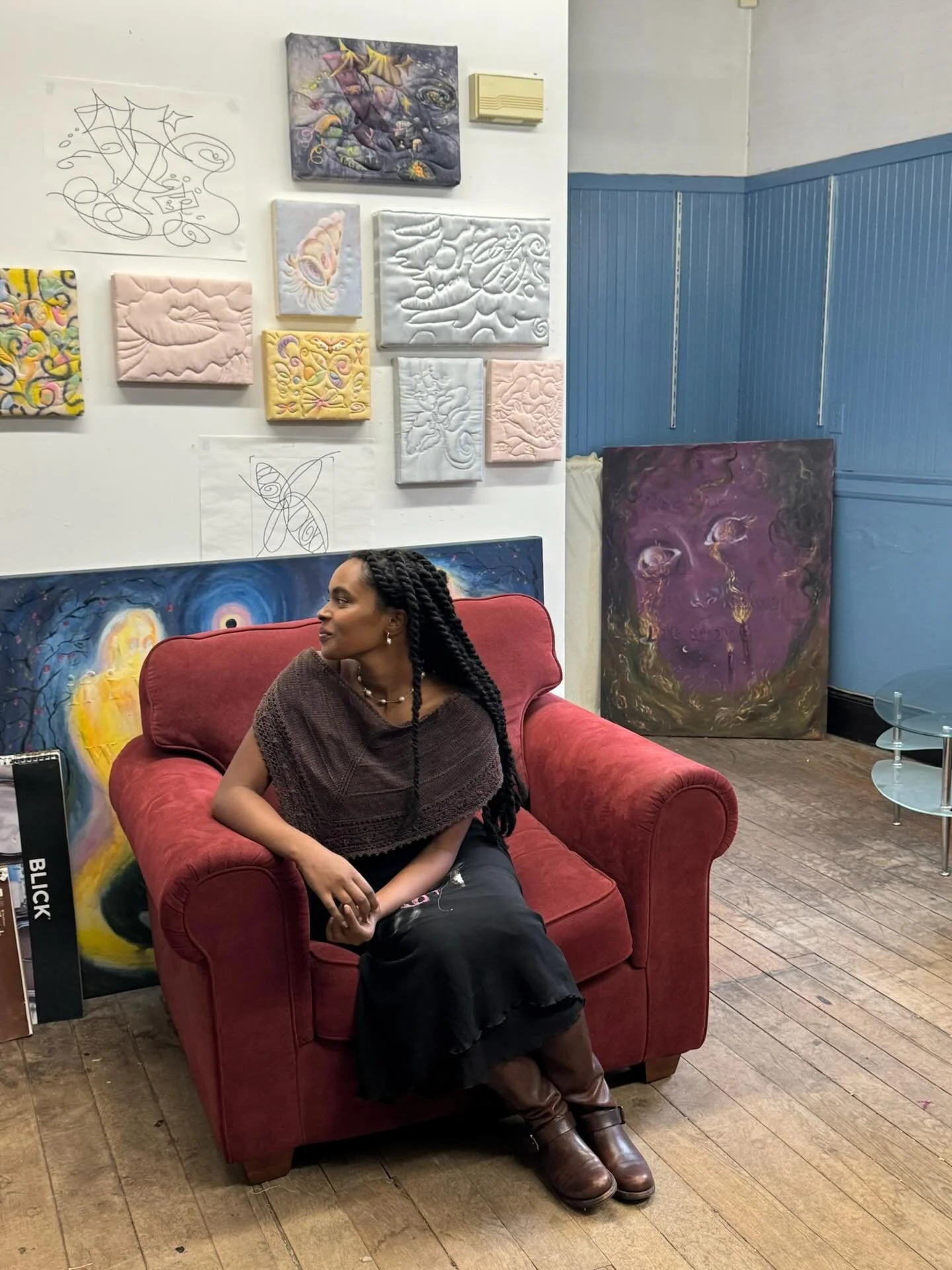 Thank you @raniakadafour for being part of this #StudioSunday 🩵 fell in love with the  softness and texture of her work ✨

&ldquo;I refer to my working method as Soft Relief, which uses subverted quilting techniques to render drawings. I am drawn to