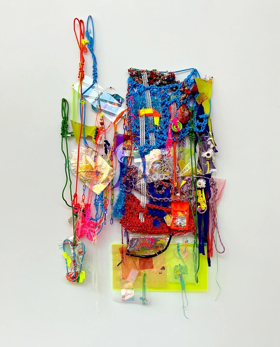 Another #studiosunday with @bertypark today!!

One of my favorite things about her work is how impossible it feels to trace a beginning or an end. Each piece exists in this continuous, fluid state that keeps your eye moving and wondering.

Her techni