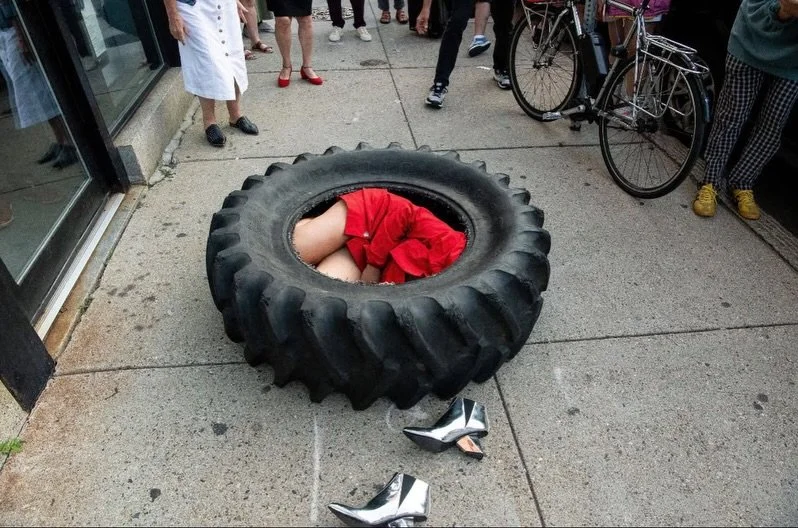 This studio Sunday we are lifting weights and pushing the weight of performance. 🏋️&zwj;♀️

Become familiar with @klediastudios work 💪

Born in Albania and trained with an Olympic weightlifting team, she uses weightlifting as both metaphor and meth