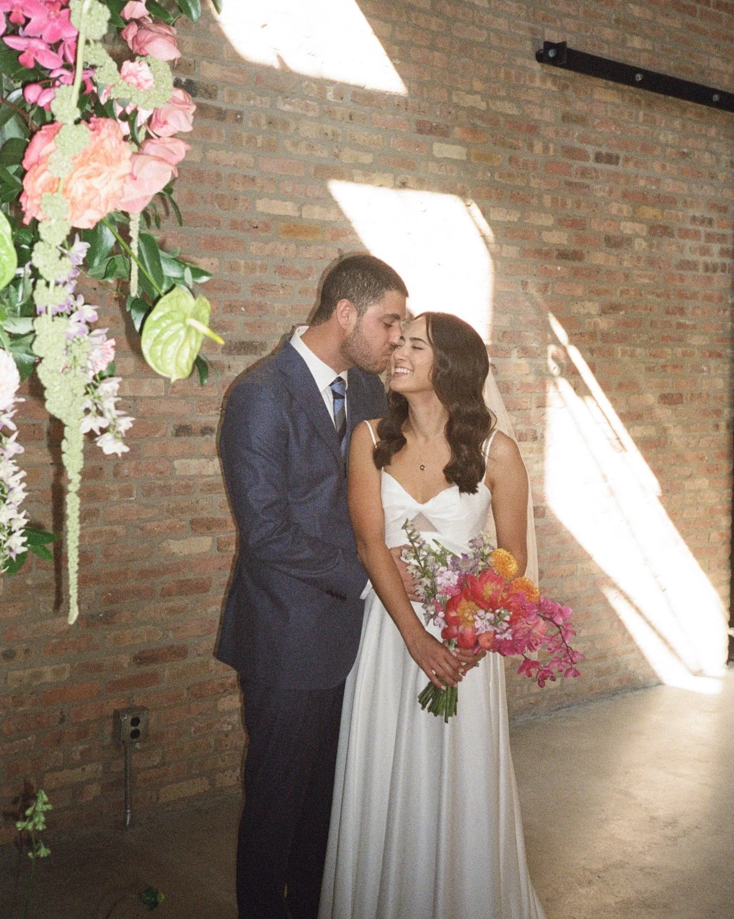 A whole lotta joy and color!
⁣⁣
Planning: @olivefineweddings⁣⁣
Florist: @flowerchild_floraldesign⁣⁣
HMU: @windycityglam⁣⁣
Venue: @wildmanbt⁣⁣
Band: @rodtuffcurlsandthebenchpress