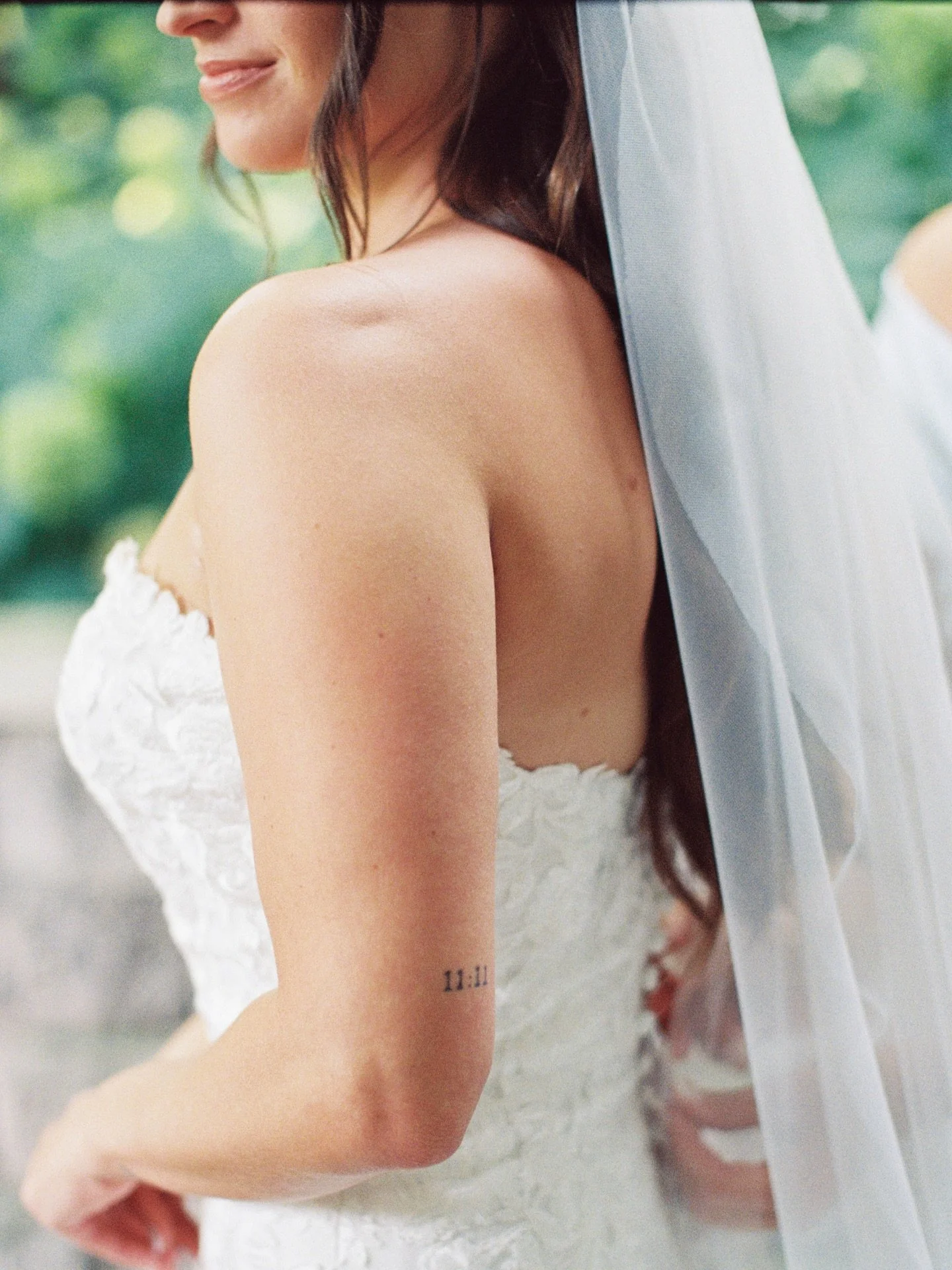 1. Jenn&rsquo;s 11:11 tattoo⁣
2. Introducing the bride + groom⁣
3. Florals on film⁣
4. Napkins waving⁣
5. Walking to the aisle⁣
6. Cheers!