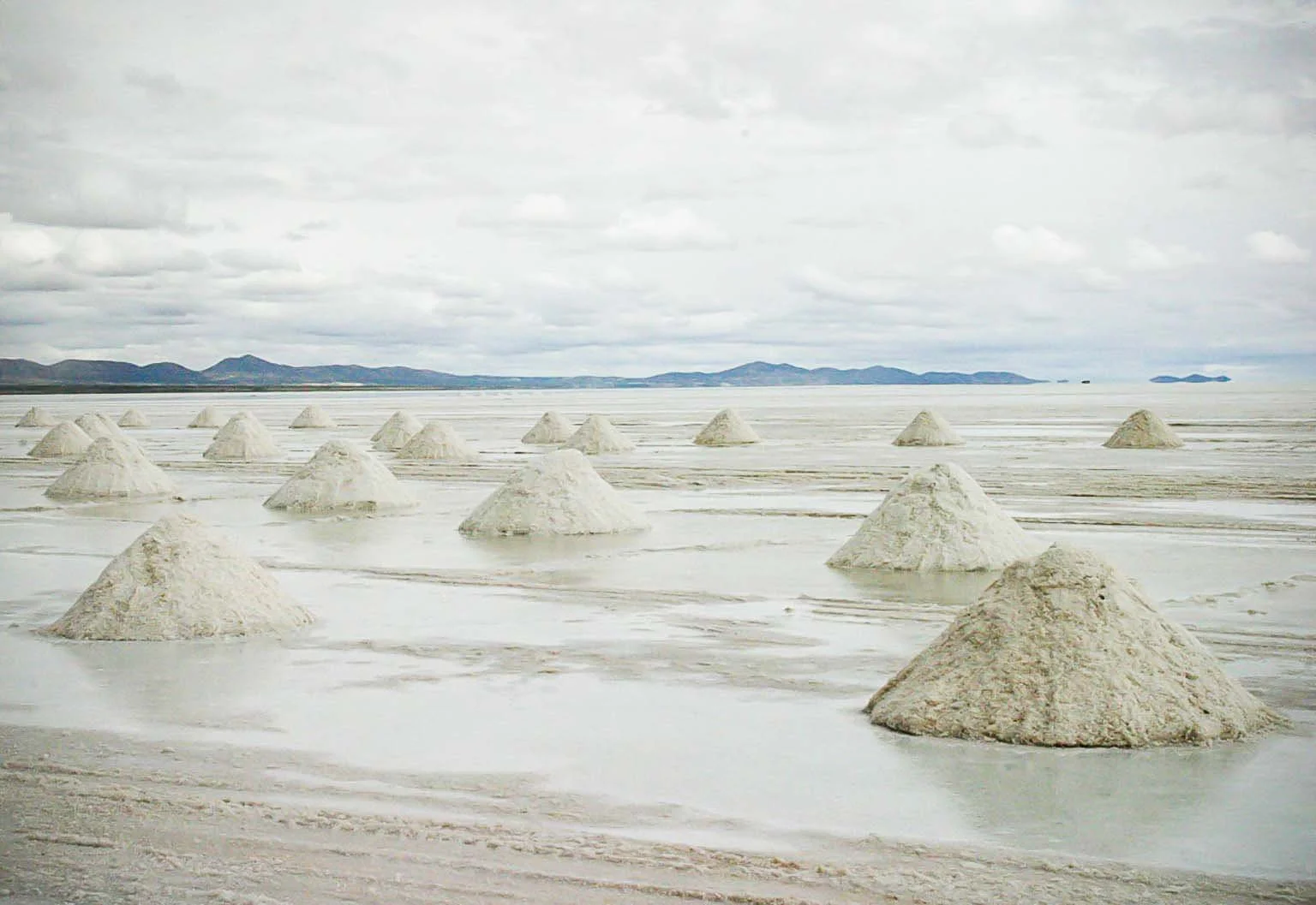 3A-SALTMOUNDS, Salar de Uyuni (Colchani), Bolivia.jpg