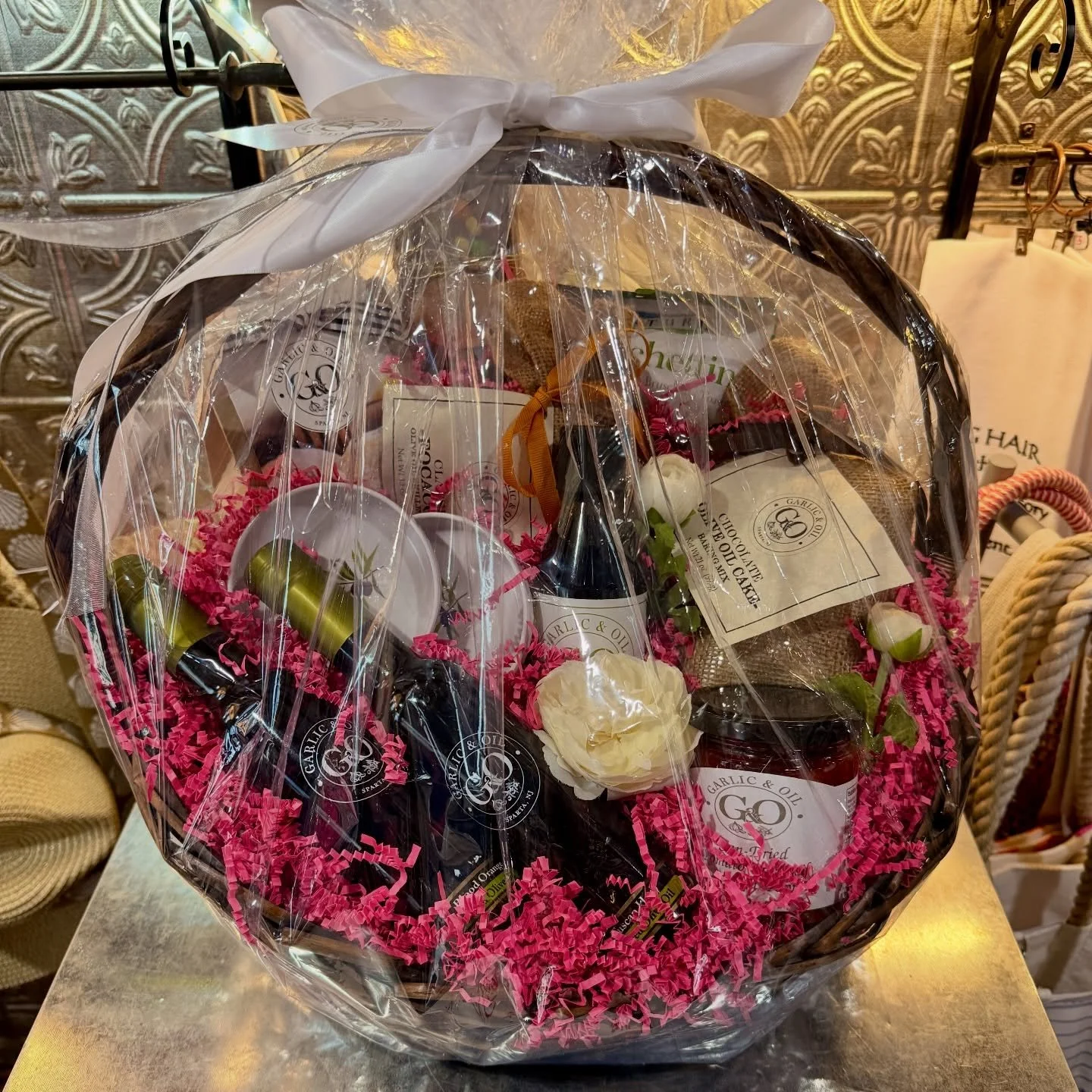 Galentine&rsquo;s Day raffle basket!!

For a $200 value, this basket includes:

2 olive oils
Baking mixed
Balsamic glaze
Tapenades
&amp; more!

Tomorrow night during our Galentine&rsquo;s day shopping event, every $20 that you spend earns you 1 raffl
