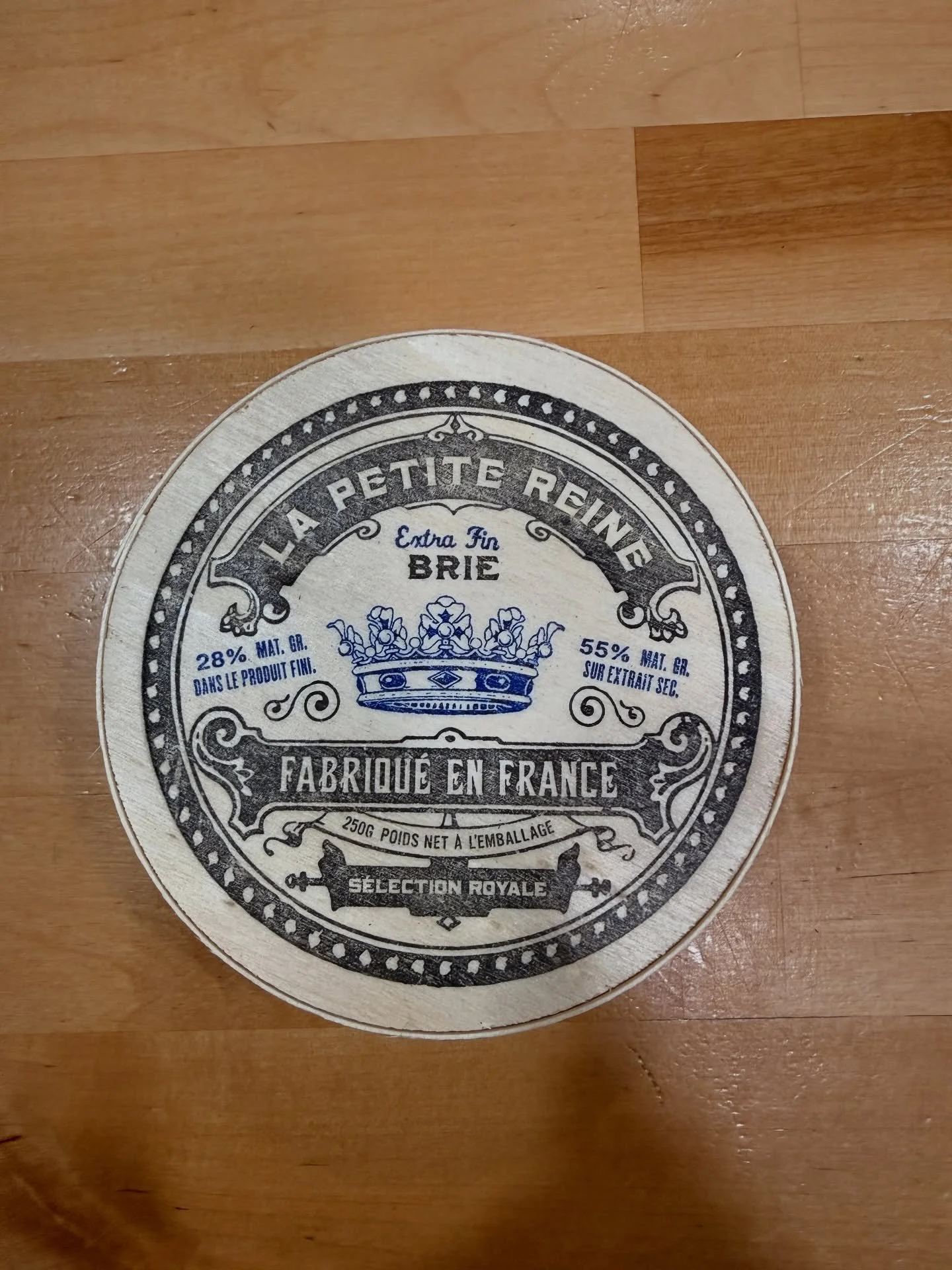 Indulge in the exquisite taste of La Petit Reine Brie, a true taste of France. This creamy, decadent Brie is crafted with care in France, delivering a rich and luxurious experience.

La Petit Reine Brie boasts a delicate, buttery flavor with subtle e