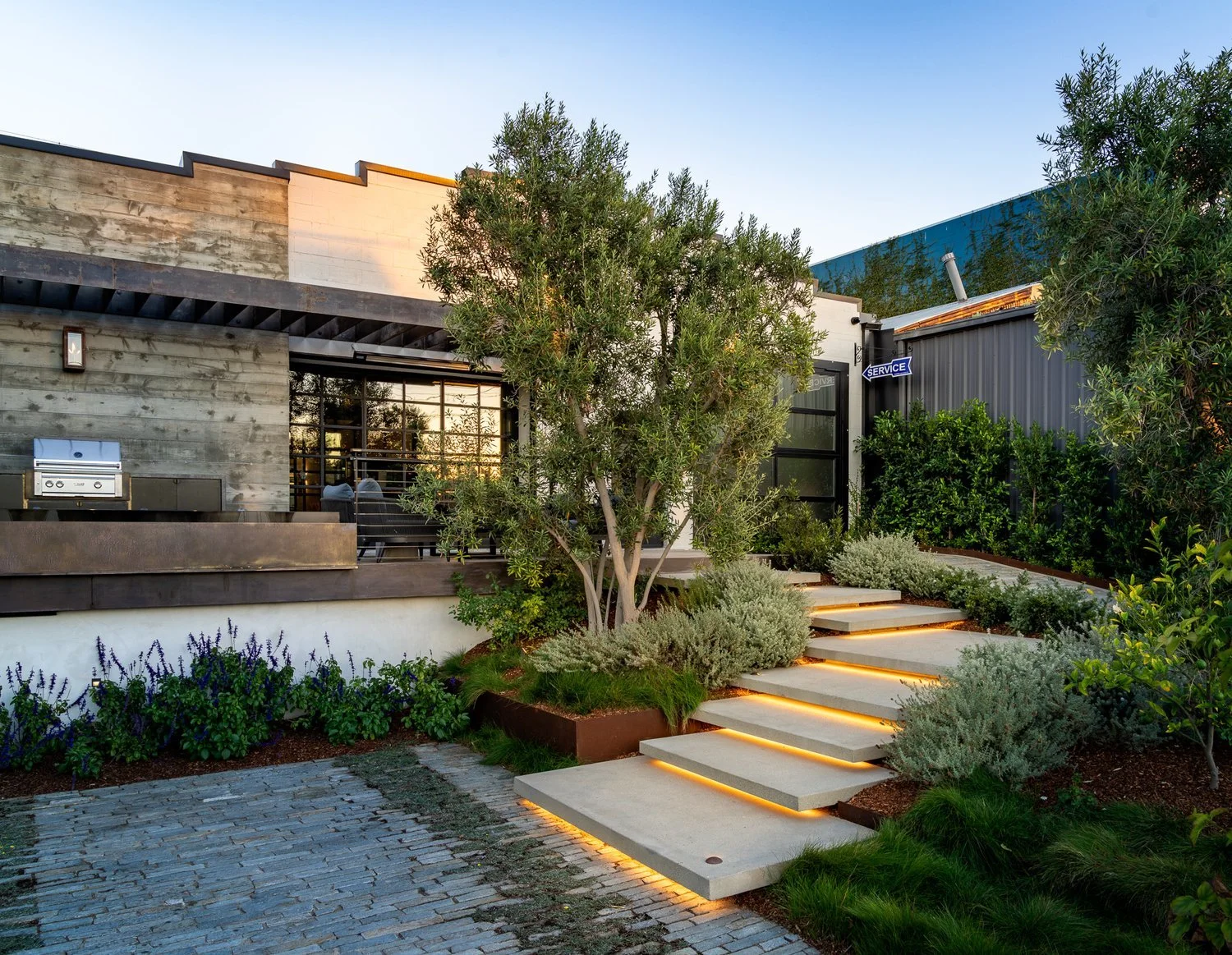 Gracefully floating steps for a commercial space - Los Angeles, CA