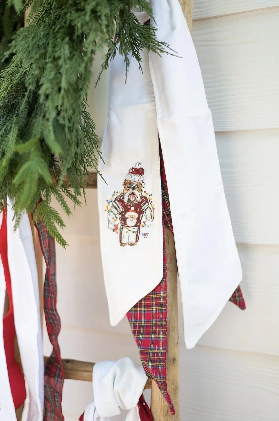 LuckyBird Christmas Lights Bulldog Wreath Sash
