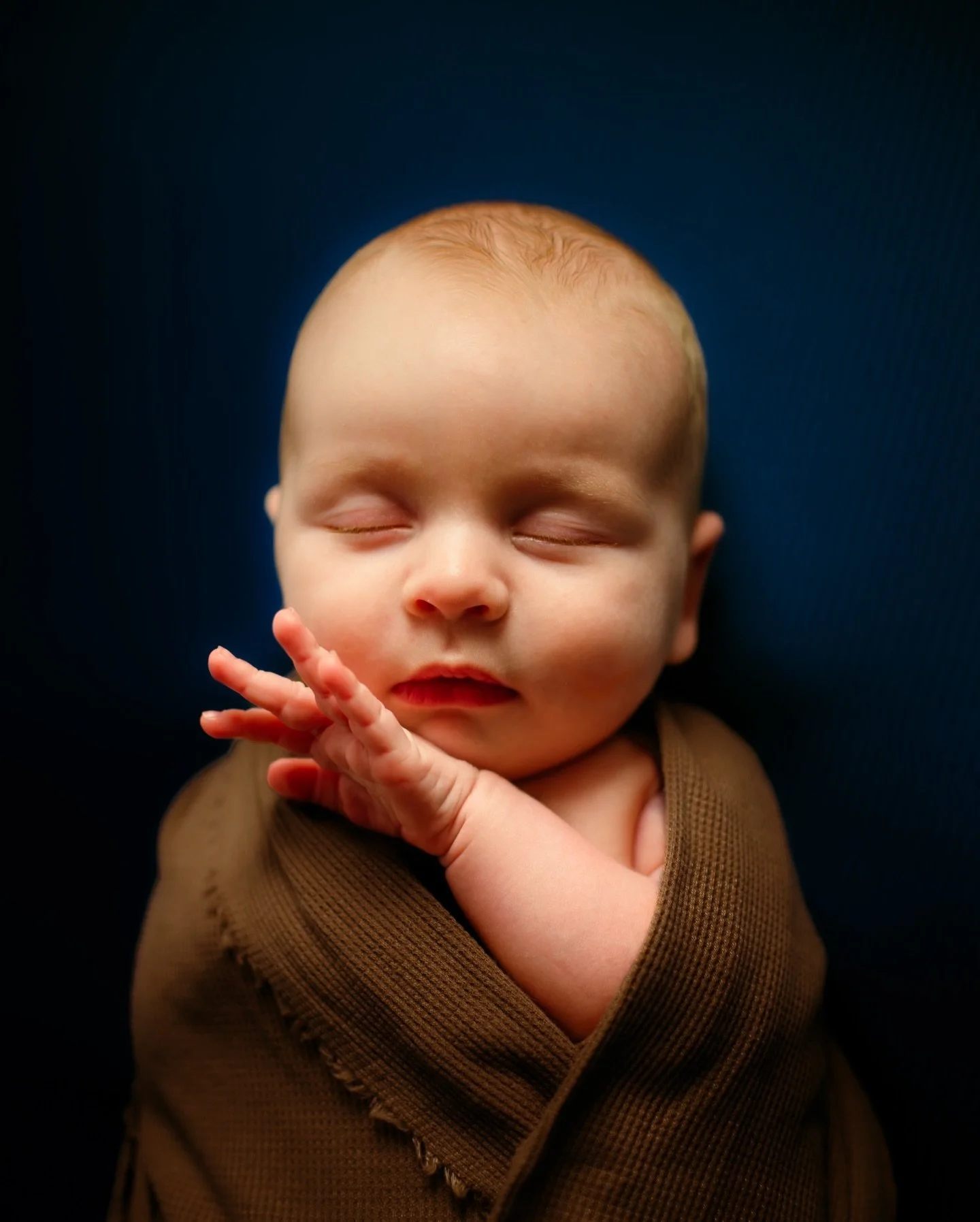 When your baby sister brings her baby home for Christmas and he&rsquo;s the cutest, sleepiest little guy you&rsquo;ve ever seen, with the best expressions&hellip; 💛

#fortworthnewbornphotographer #fortworthphotographer #dfwphotographer #familyphotog