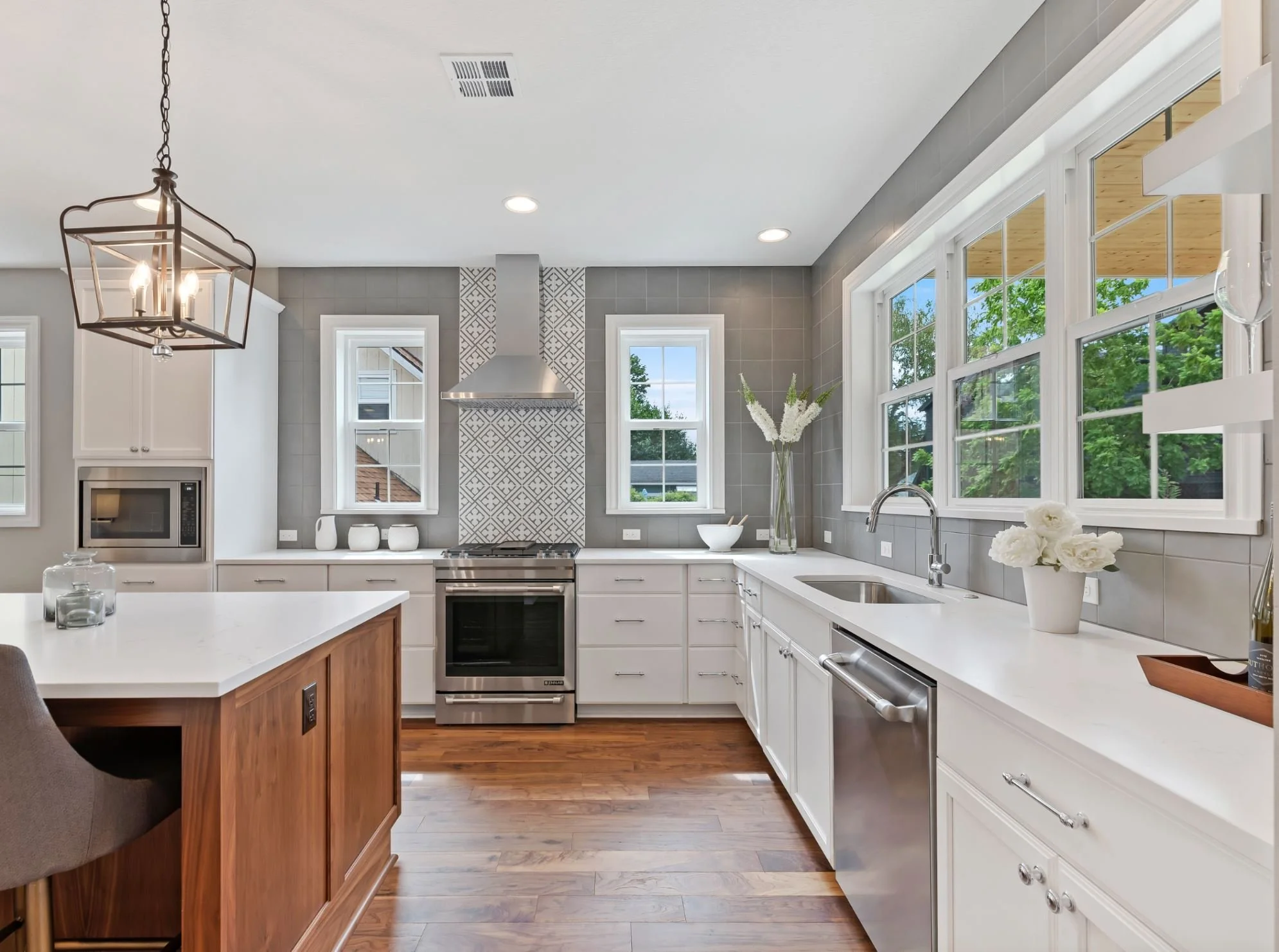 RODNEY MARI KITCHEN.JPG