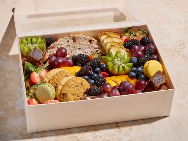 graze-craze-usa-sweet-grazey-picnic-box-45-square-6840b7446a356.webp