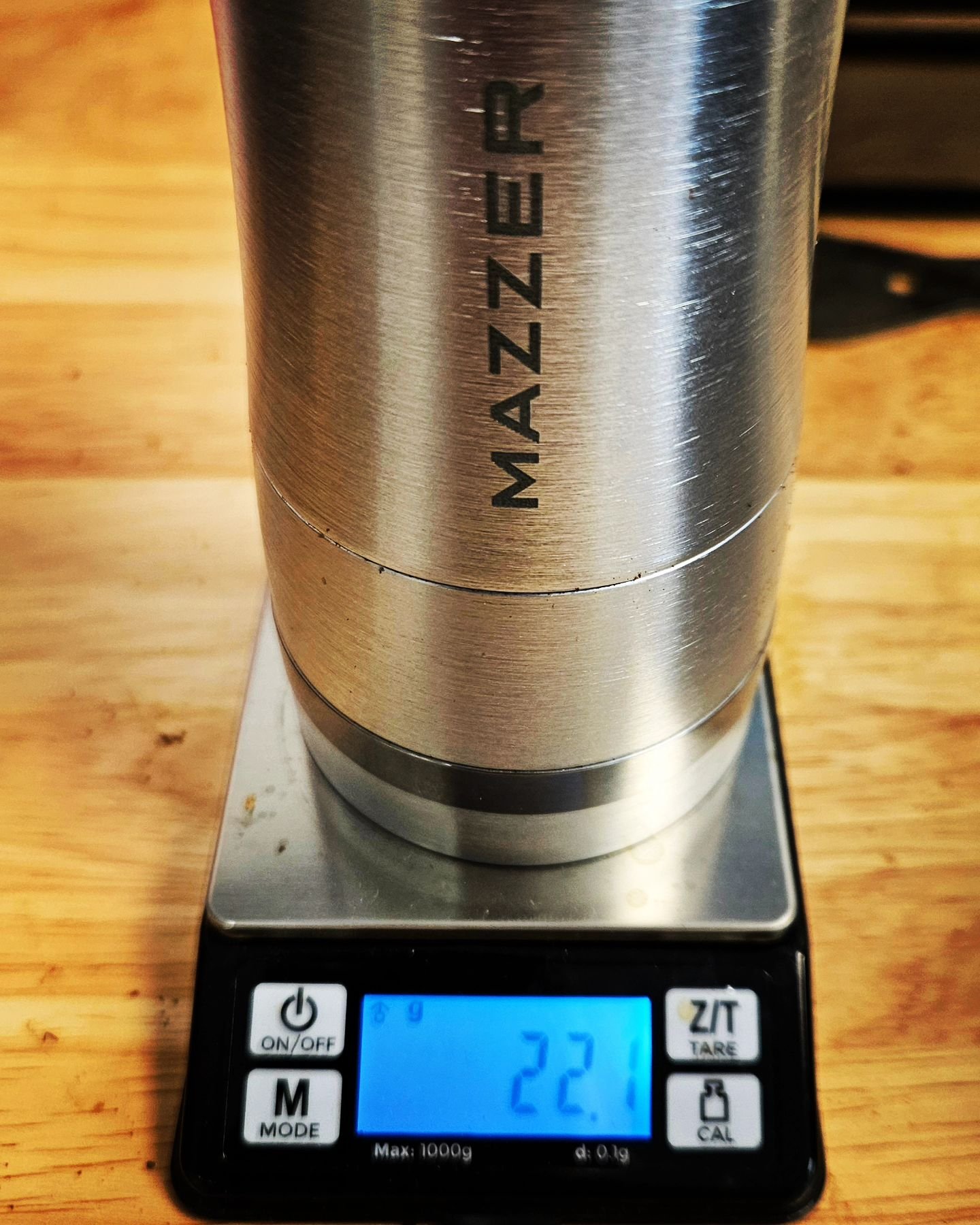 22 grams of @addictivecoffeeco Huehuetenango 

Grind setting 9.0 in the @mazzerofficial Omega( the bike geek in me loves the bearing quality, 👌)

203 F water for the pourover in the Kalita. 

Perfect way to start the Friday morning 🌄 in the studio.