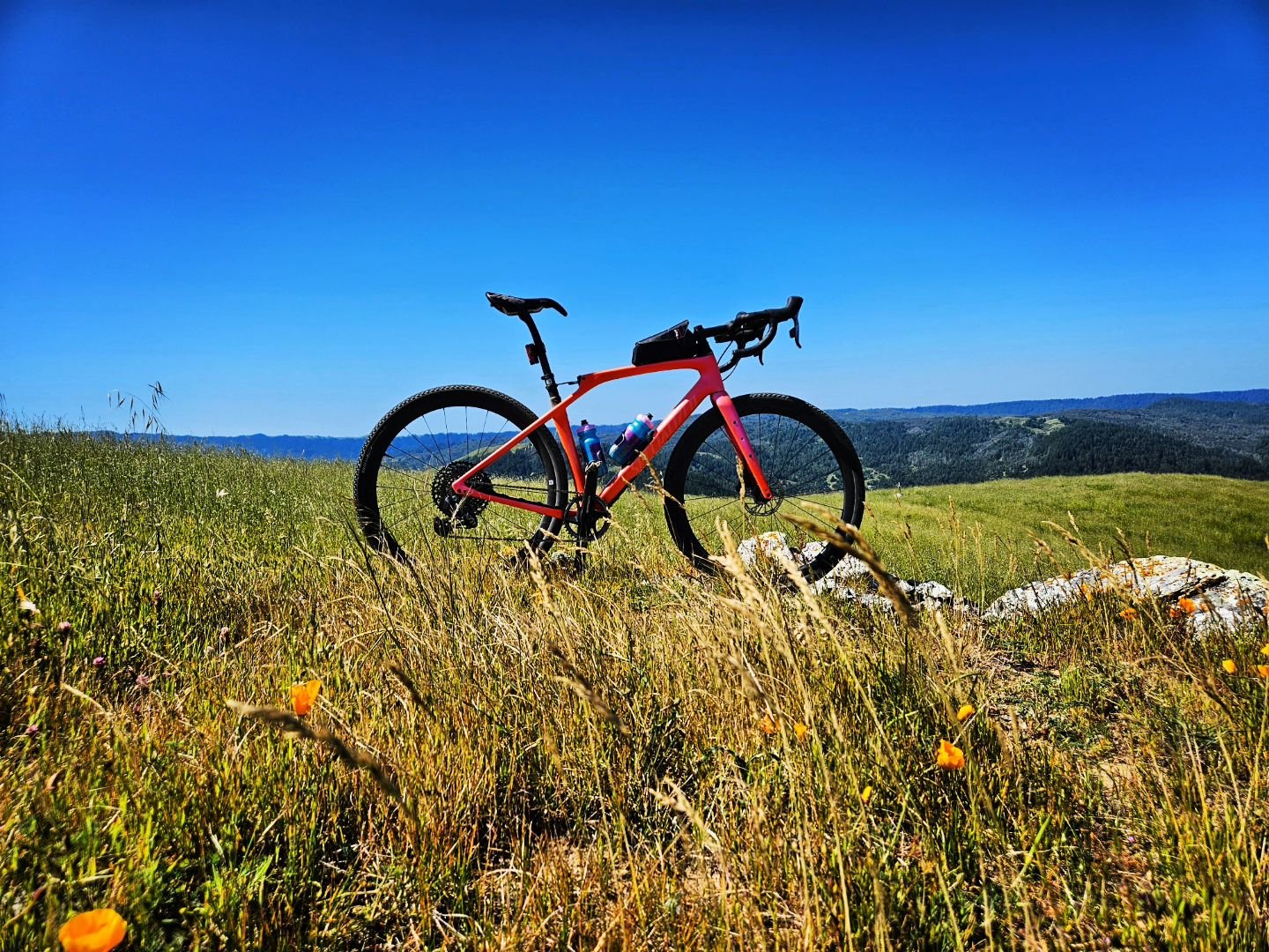 I randomly found a chocolate 🍪 cookie in my @revelatedesigns Gas Tank at the top of the last climb on Ring Of 🔥  this 🌄. 
It may have been the best cookie ever. Or maybe it was just the timing and the great views and temps on top of Loma Alta. 
He