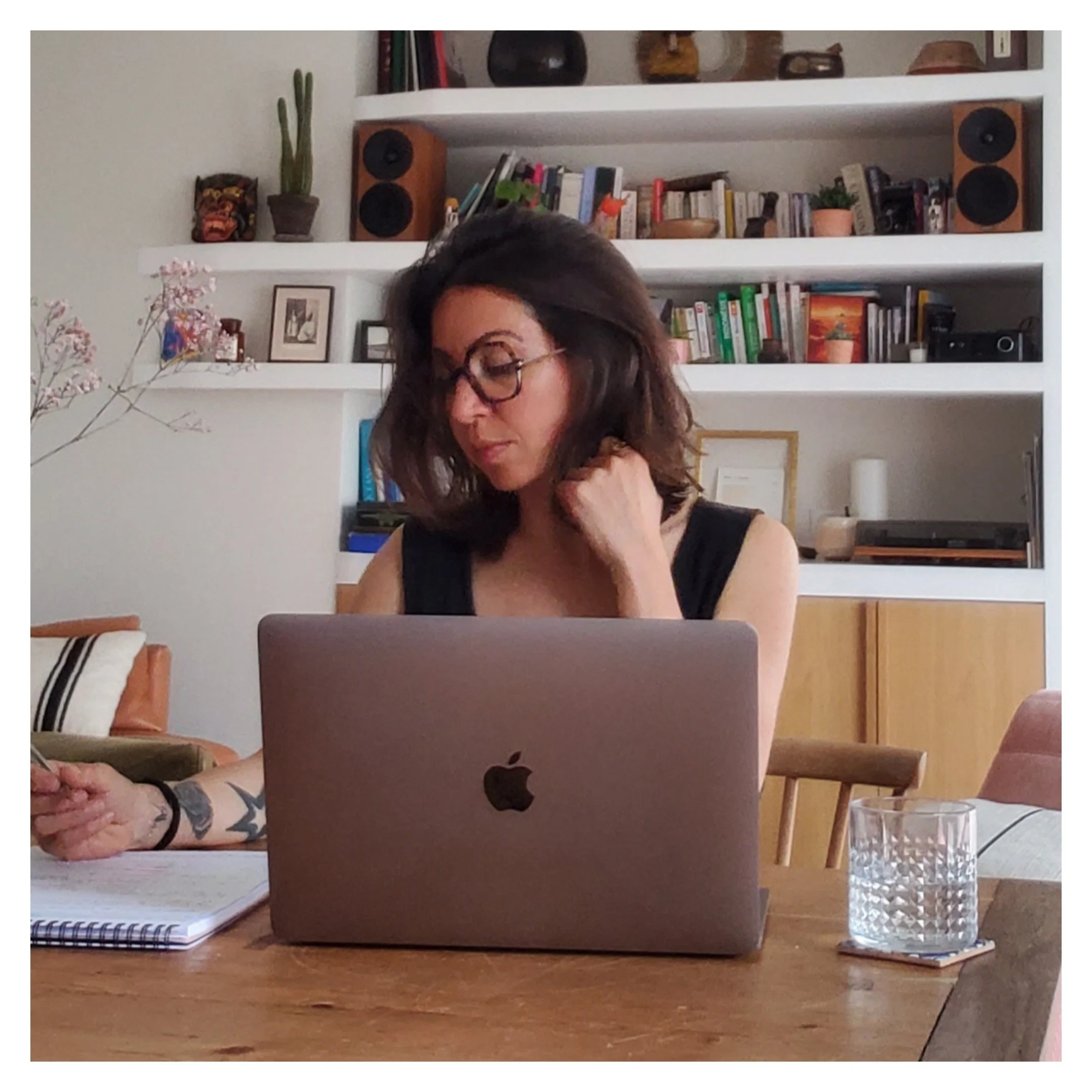 Concentration au travail : pourquoi elle se dégrade au fil de la journée et ce que cela révèle sur le cerveau.