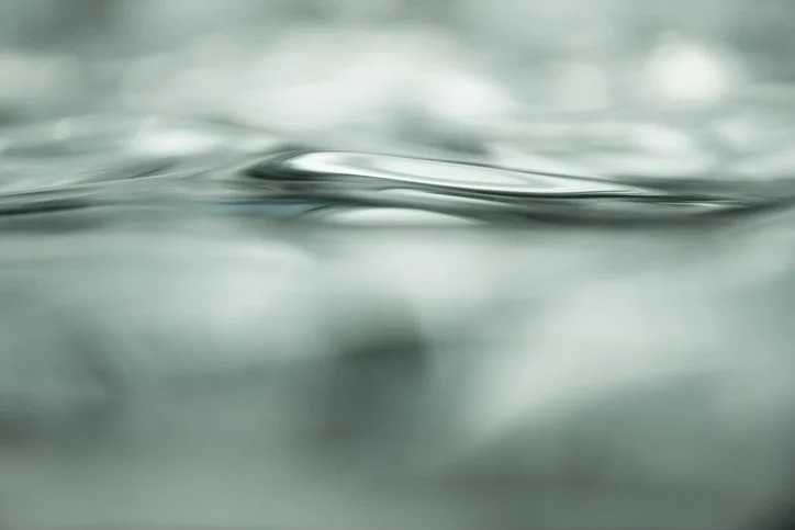 Une surface d'eau avec des ondes et des reflets doux.