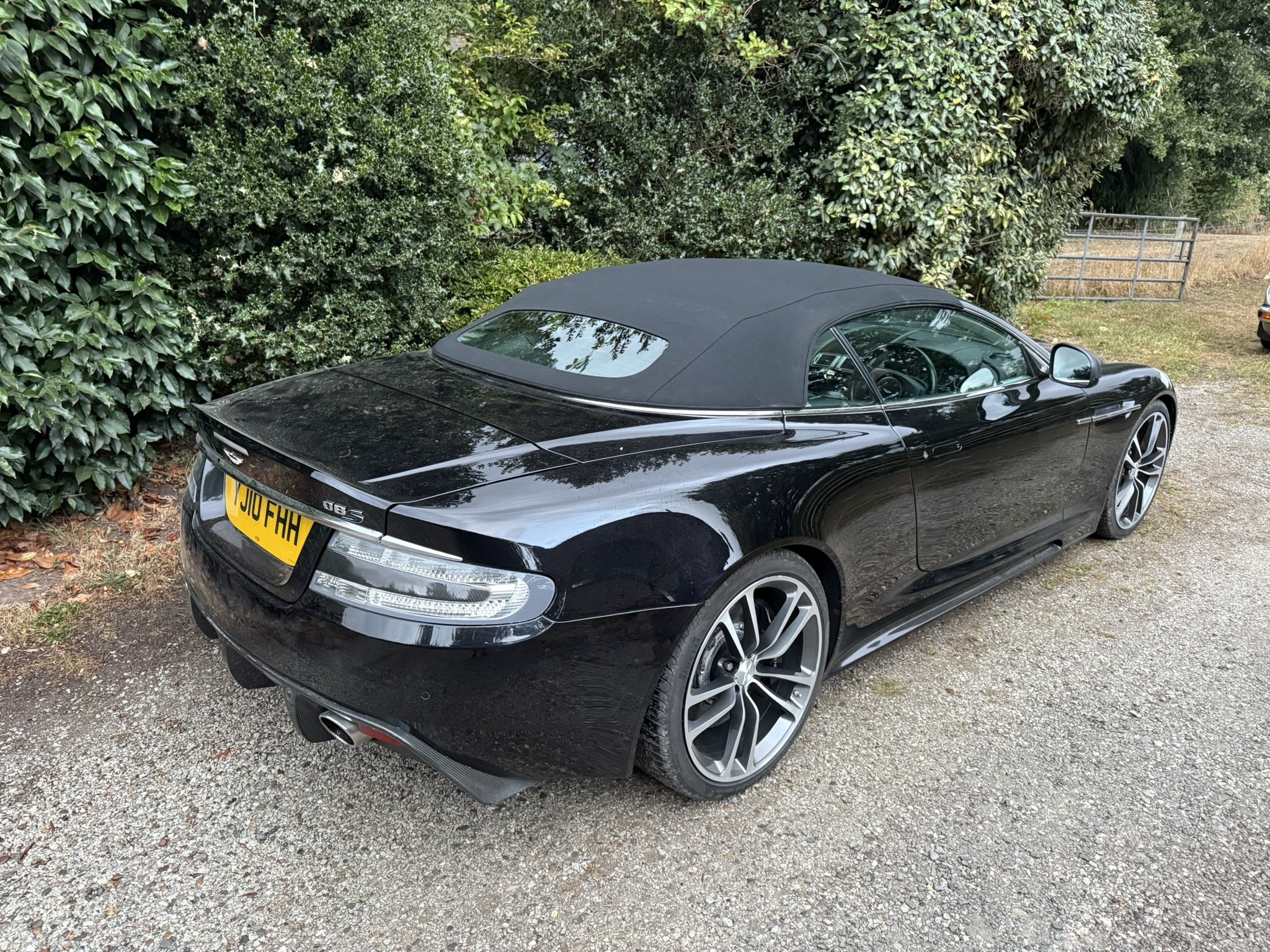 Aston martin dbs hood fitting