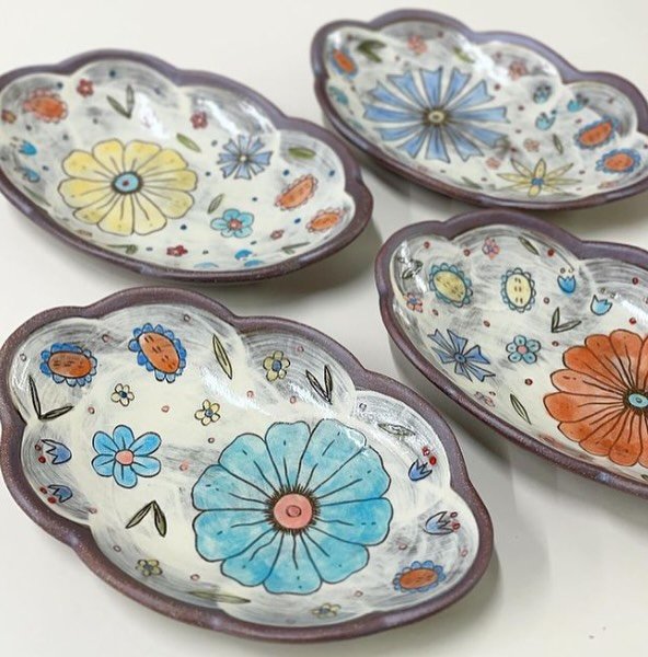 Have you been working with clay for a bit and are looking for new ways to decorate your pieces? 

Learn the techniques of Mishima and Sgraffito in a workshop with @mariastonestudio on May 4th. You will learn to carve clay and inlay colored slip into 