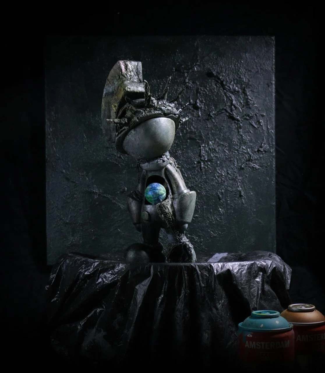 A closer look at Liberty Lamenting the World
#art #arttoy #designertoys #comtemporaryart #sculpture #figure #toyphotography