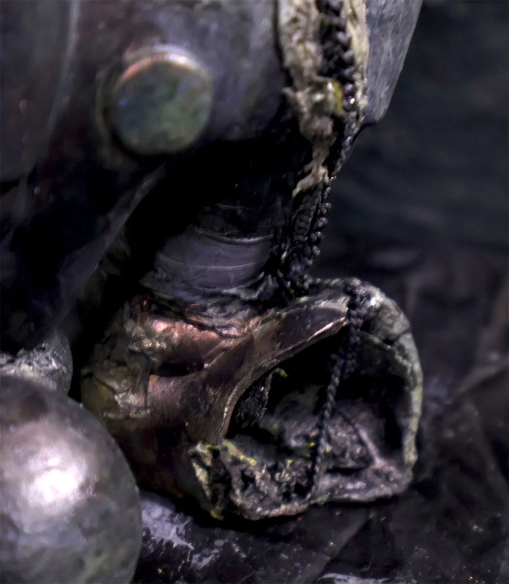 liberty-lamenting-the-world-art-toy-foot-detail-atom-toys.jpg