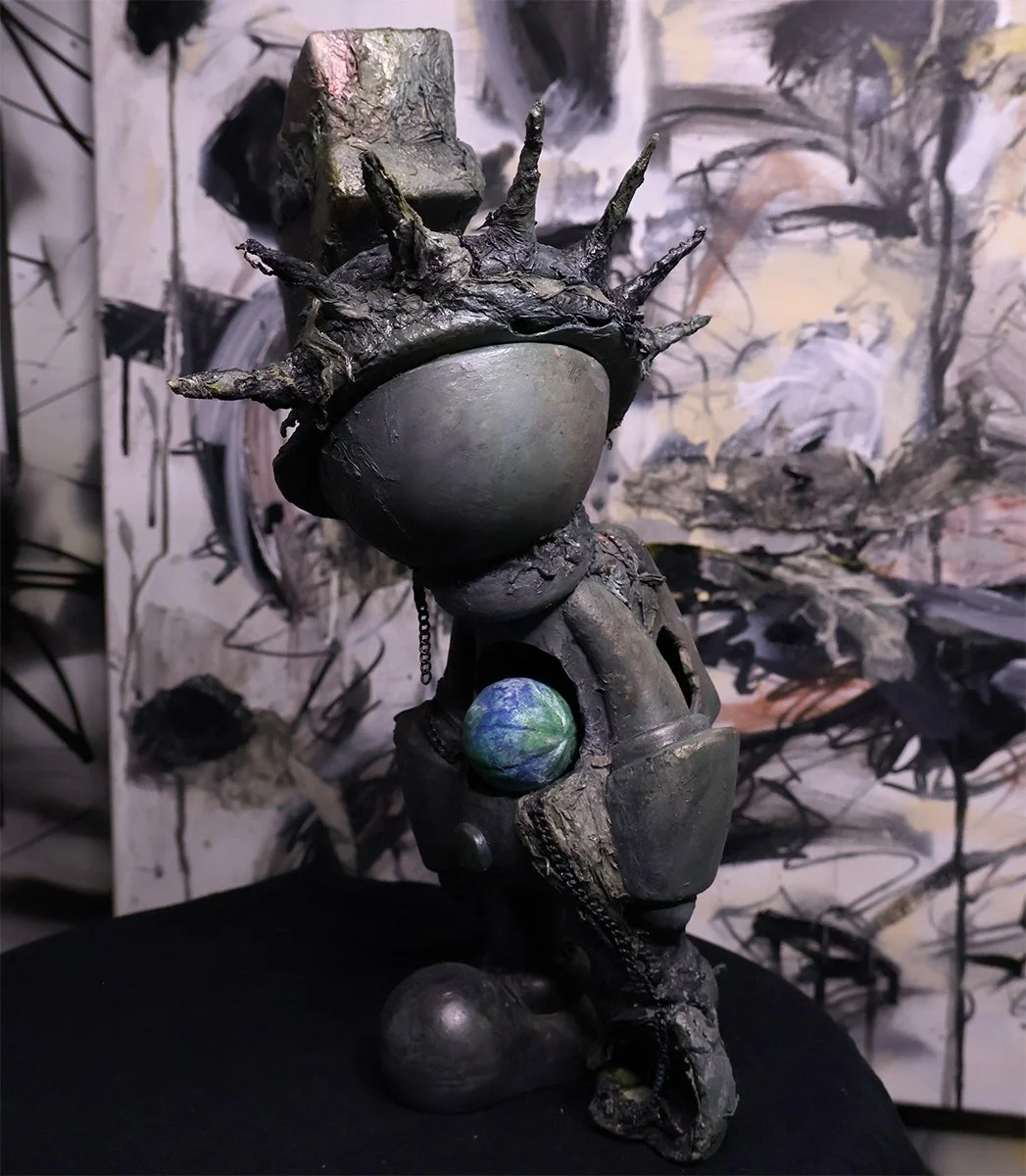 liberty-lamenting-the-world-art-toy-front-view-studio-atom-toys.jpg