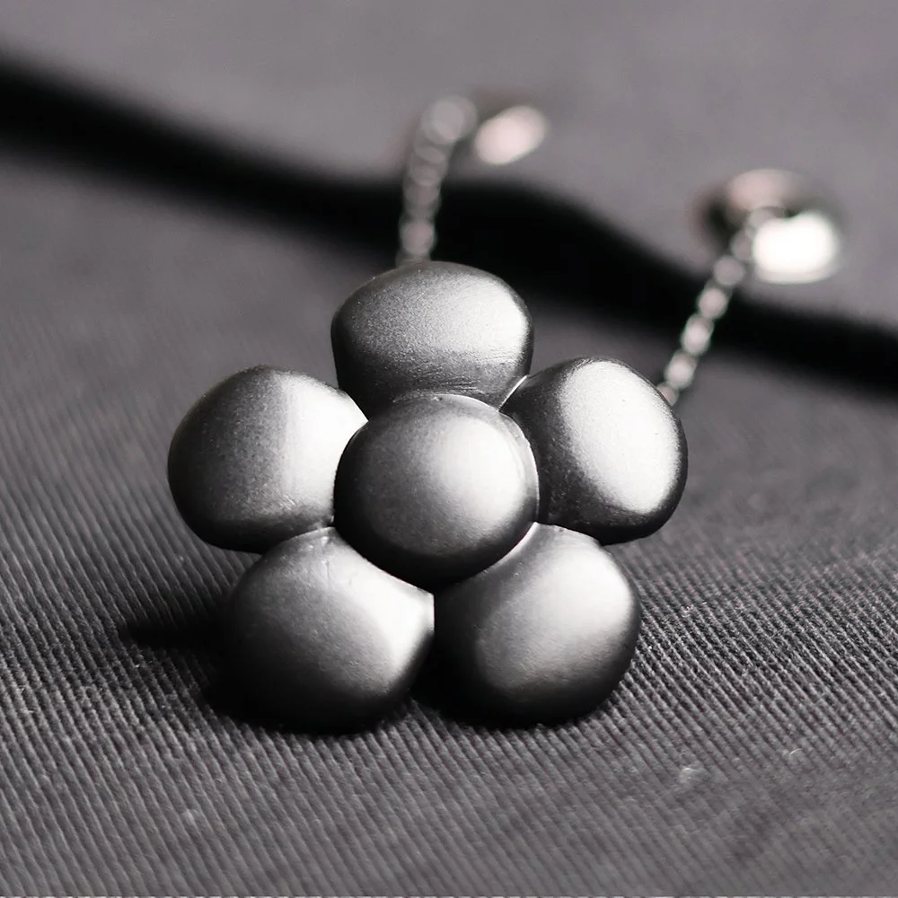 atom-x-steezy-designer-art-Bliss-Crunch-hypebeast-t-shirt-collectible-flower-copium-art-toy-close-up.jpg