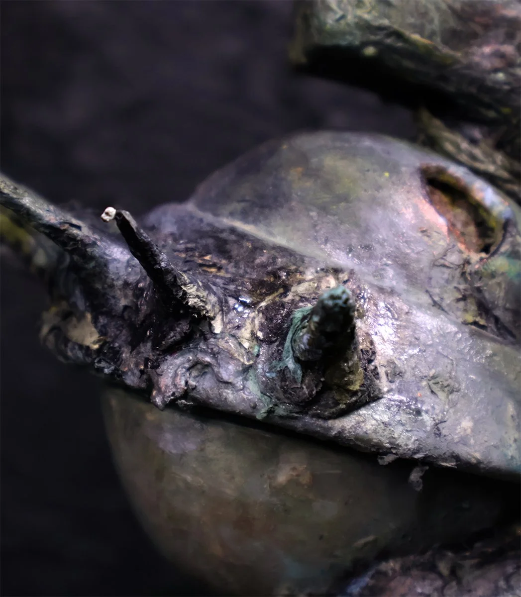 liberty-lamenting-the-world-art-toy-crown-detail-atom-toys.jpg