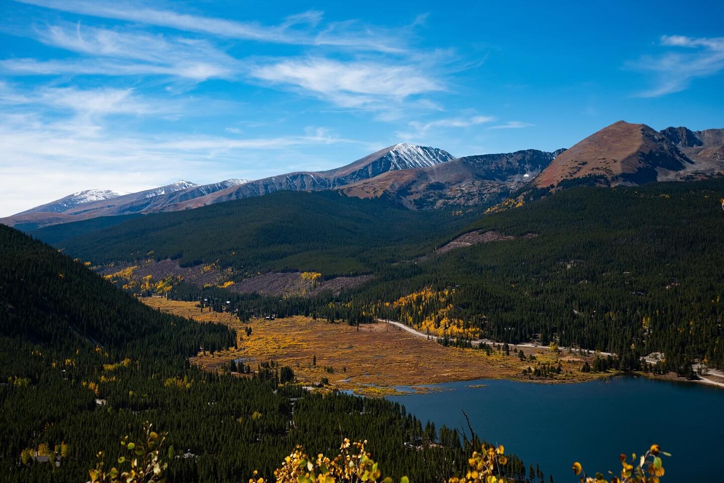 Goodbye Autumn 😪 
.
.
.
#colorado #colorfulcolorado #autumnincolorado #fall #breckenridge #overlook #mountains #autumncolors #mountainlake #landscapephotography #landscapephotographer #freelancephotographer #prettyvenomphotography
