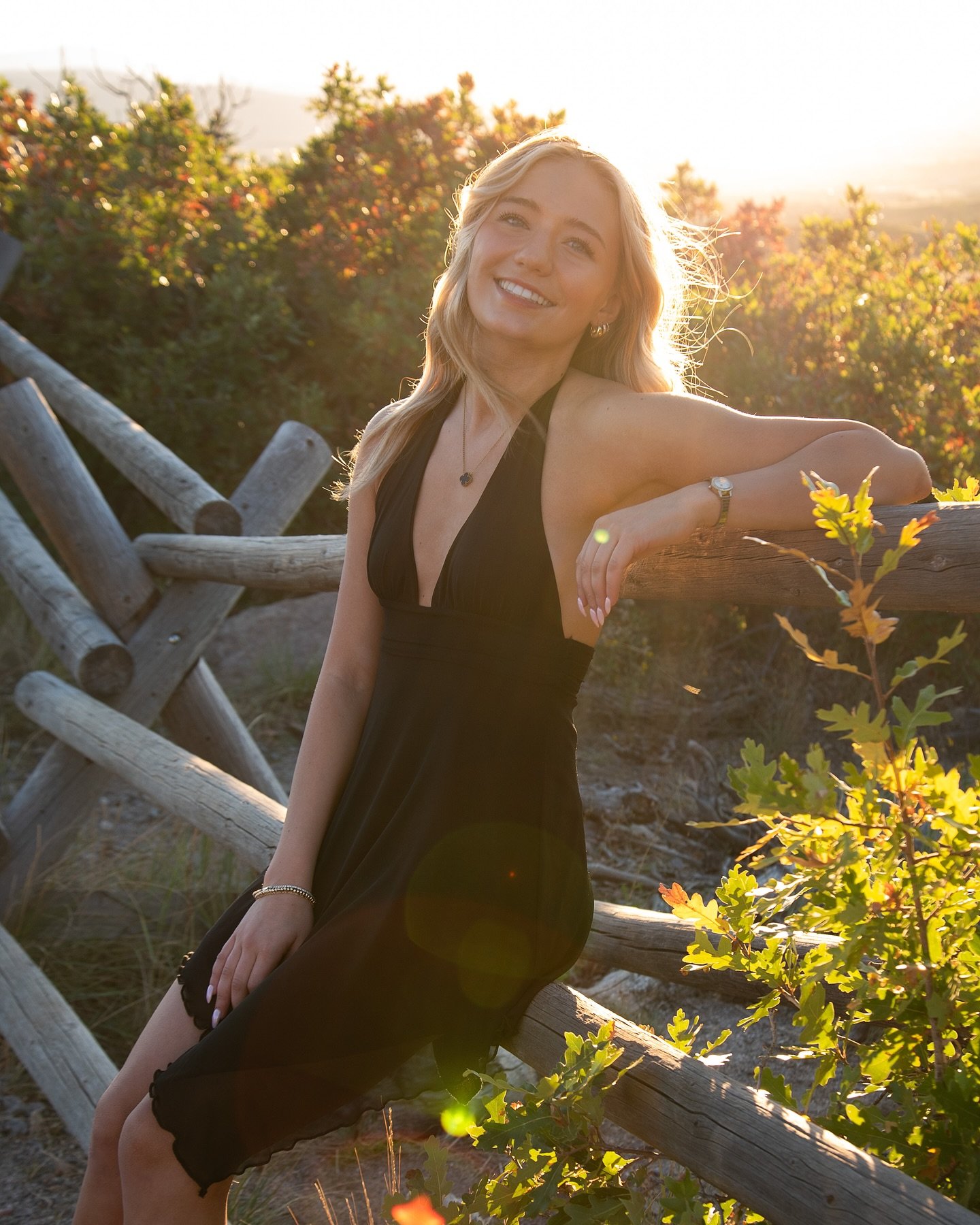 Mini senior portrait session during golden hour with Lexi! 🌅 
.
.
.
#portraitphotography #portraitphotographer #freelancephotographer #seniorportraits #senioryear #classof2025 #prettyvenomphotography #goldenhour #goldenhourphotography #goldenhourpor