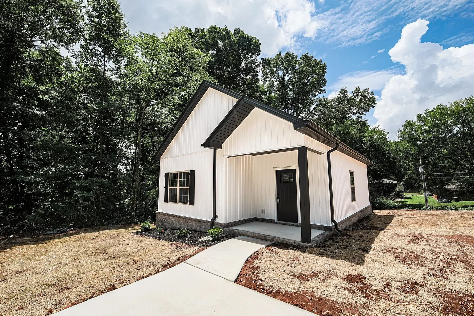 Smith Street Cottage - (1,100 SQFT)