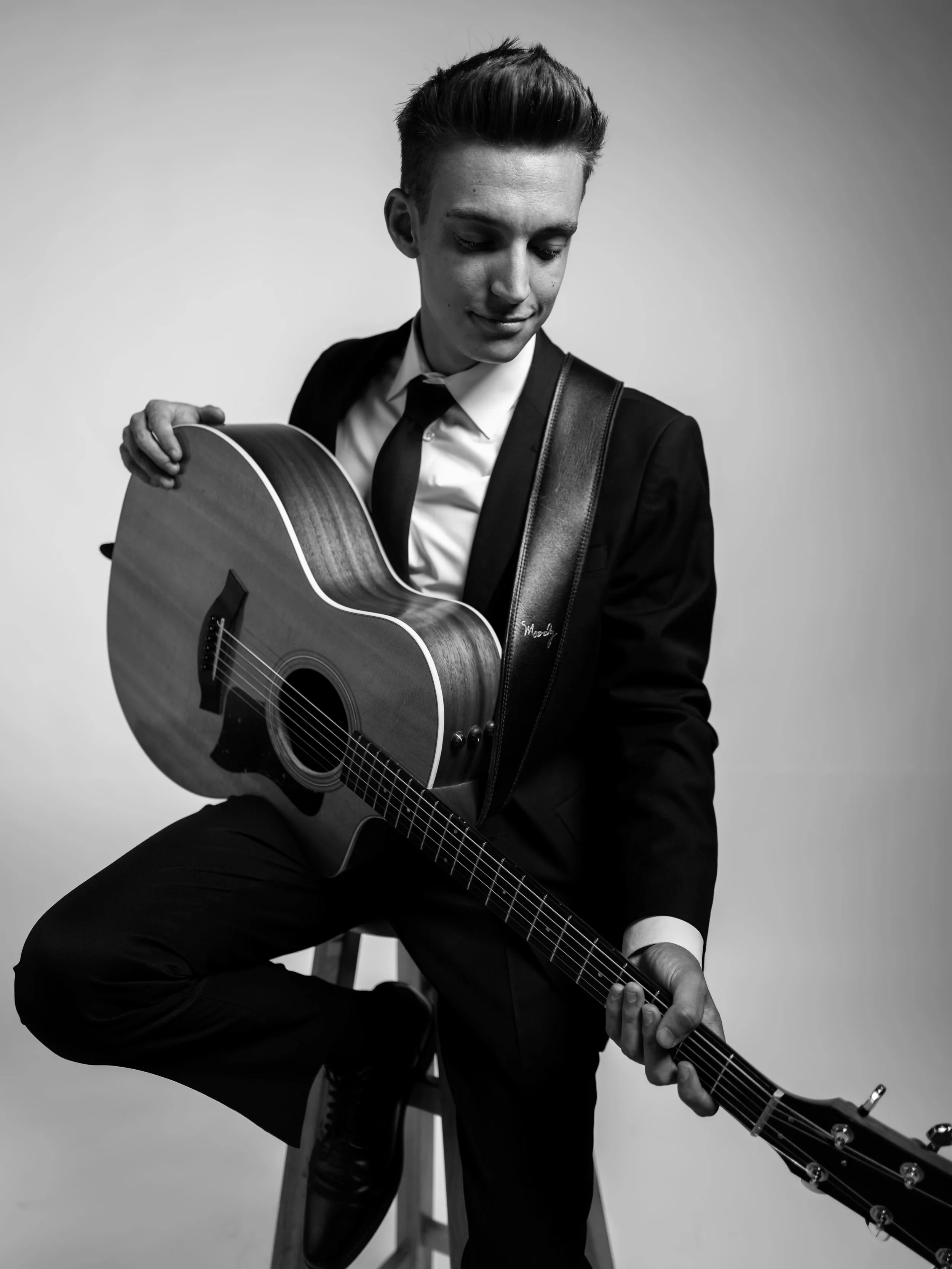 Little preview of yesterdays shoot with @aaroncharles.music at @afternoonsstudio with @captured_by_jcestrada assisting and running some bts video! 

Happy Tuesday

With Love,
Neil