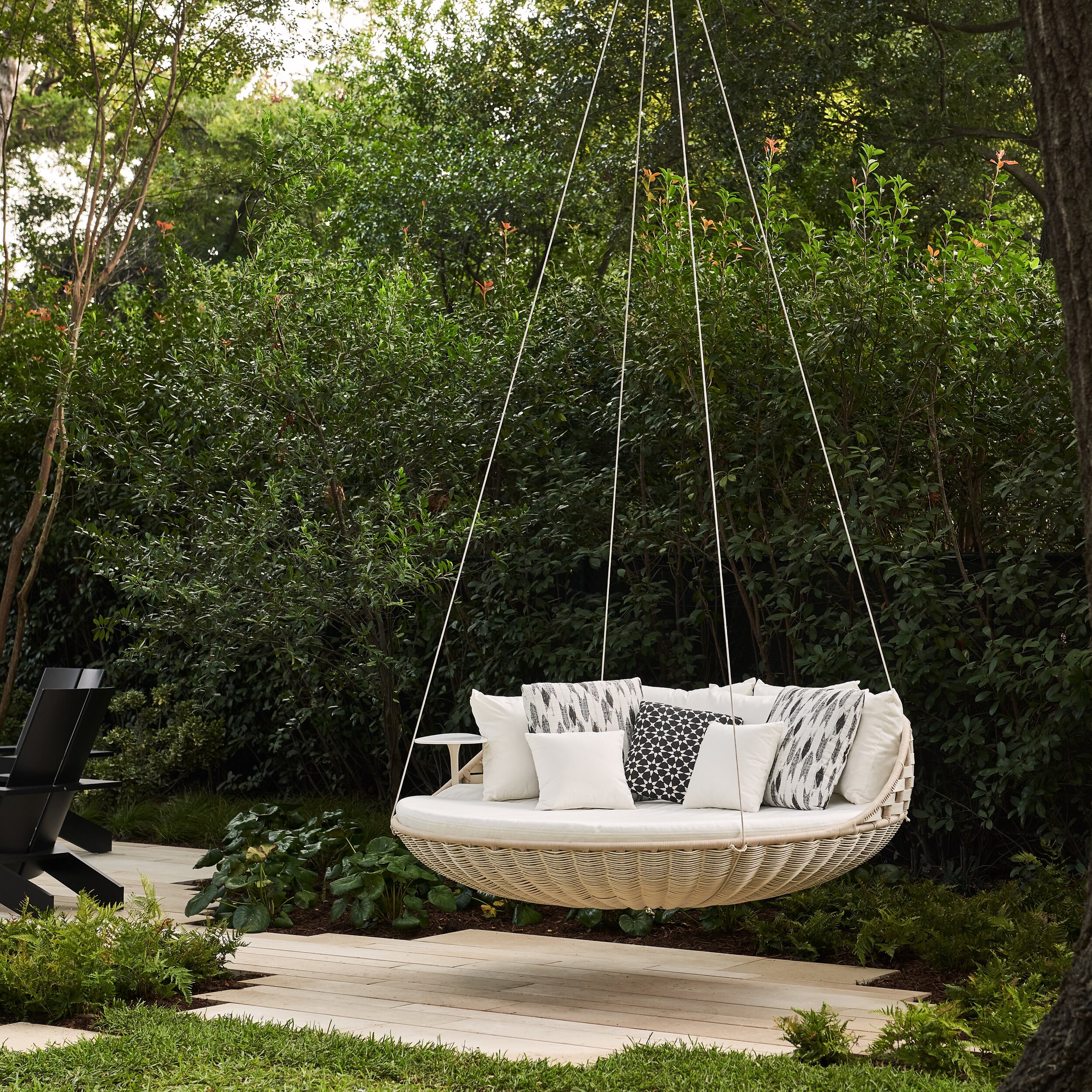 Swinging into spring. 🍃
#effortlessoutdoorliving #rootedinbeauty 

Photo: @stephen_karlisch_photo 
.
.
.
.
#kipsbayshowhouse @kbshowhouse