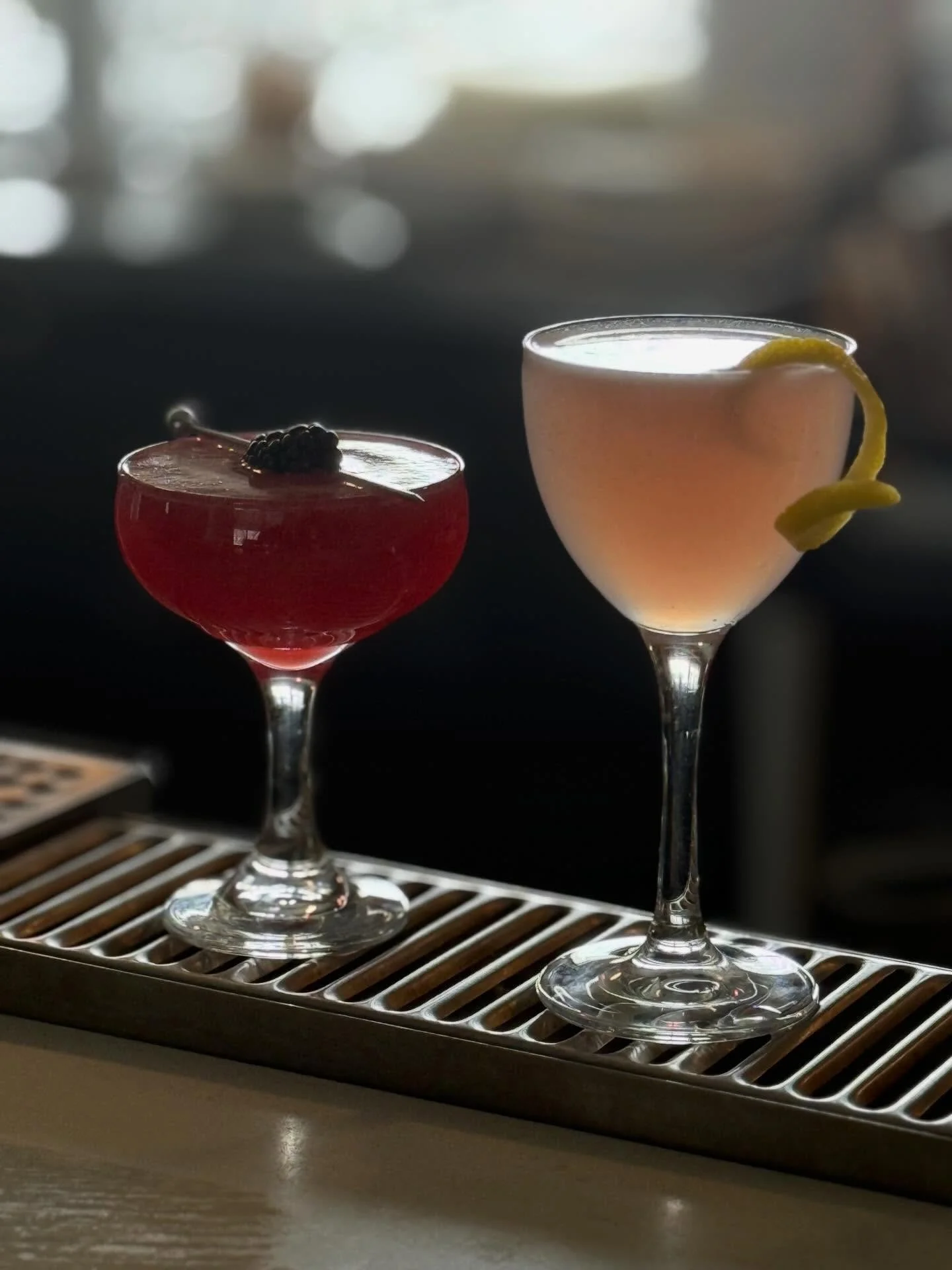 Let happy hour commence! 🍸🦪☀️ All food and drink specials are available from 4-530 at the bar and on the patio. Celebrate this dreamy warm weather, and start the weekend right with fresh shucked oysters, house made chips and guacamole and Corays si