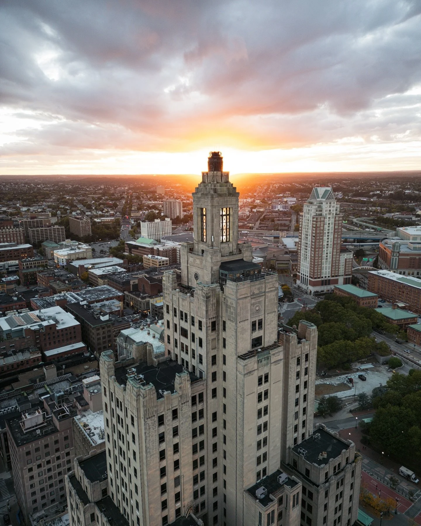 Cloudy sunsets ☁️

#supermanbuilding #cloudyday #providenceri #pvddrones