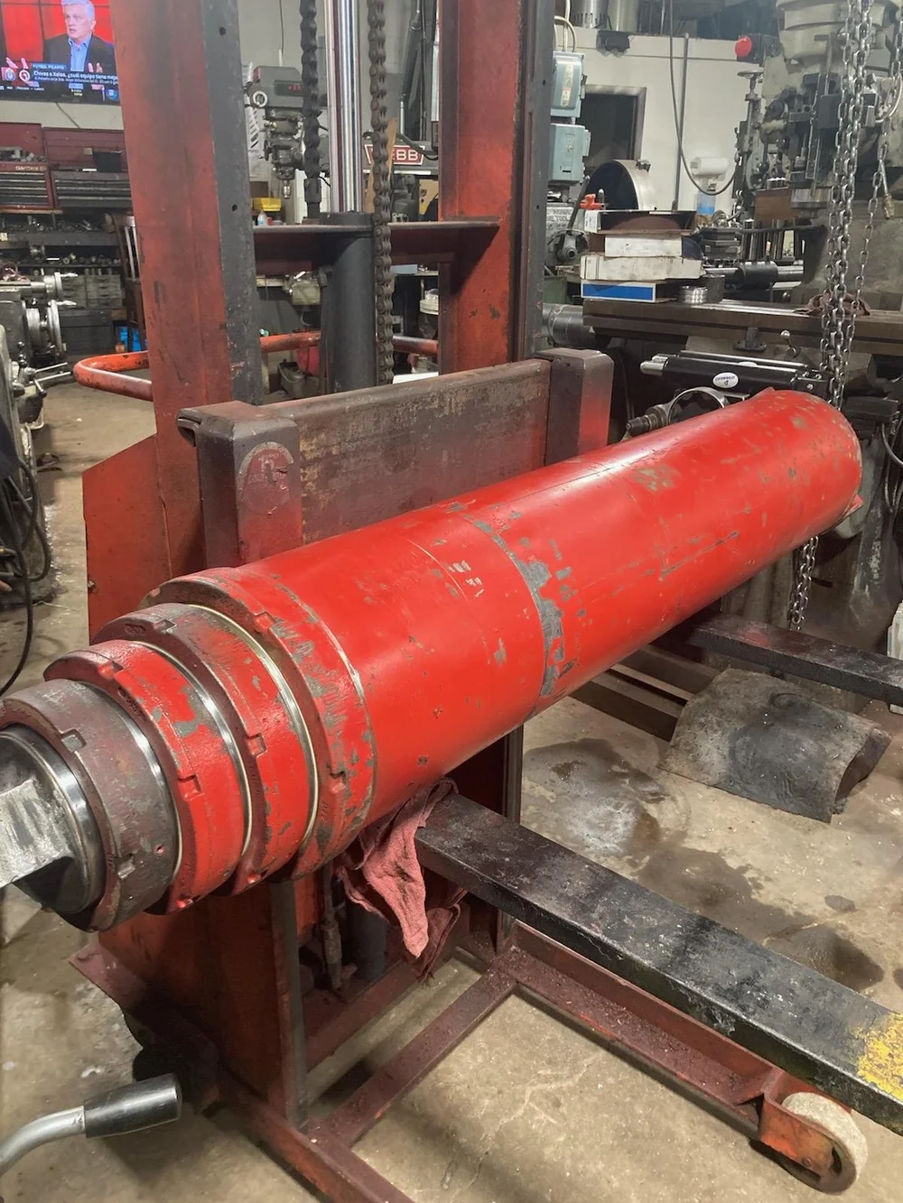 Red hydraulic cylinder in the rebuild stand