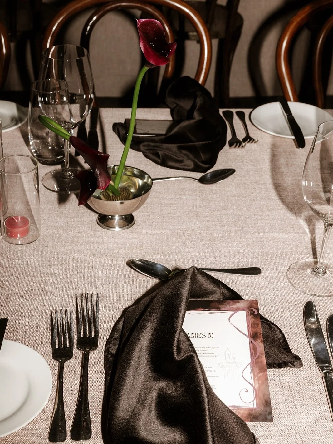 A winter favourite from last year -  a moody palette of burgundy, black, velvet and silver, all brought to life with romantic candlelight at Lindenderry.

Photographer @nikkimccronephotography 
Flowers @rosestudios___ 
Styling @wholelottalovecreative