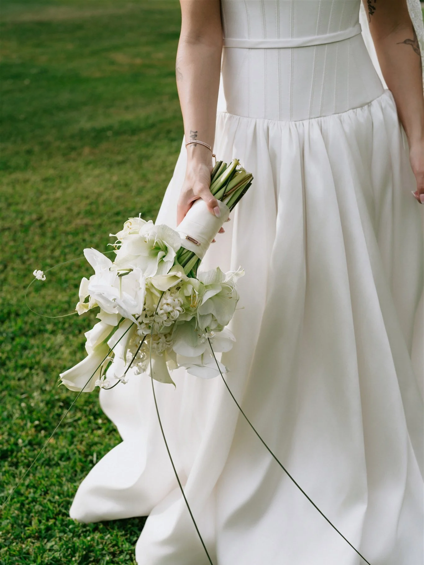 Taylah &amp; Luke, Coombe Estate.
A December garden ceremony 🤍
Beautifully captured by Lei Lei
⠀⠀⠀⠀⠀⠀⠀⠀⠀
Can&rsquo;t wait to share more from this gorgeous day! 
⠀⠀⠀⠀⠀⠀⠀⠀⠀
Creative direction and stationery @taylahsinead 
Venue @coombeyarravalley 
Pho