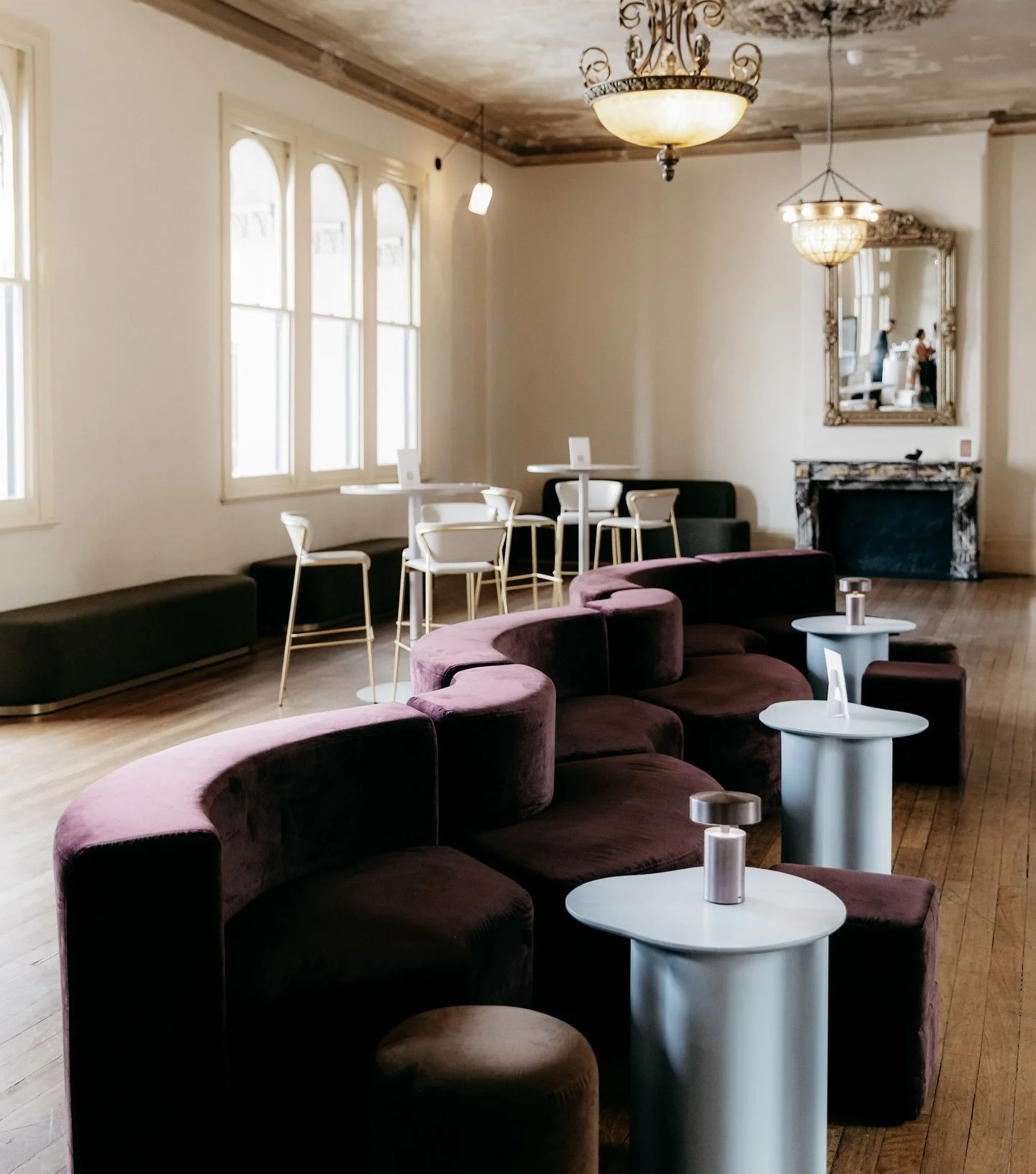 Chocolate and light blue - a contrast we keep coming back to.
Warm, soft, and quietly unexpected. At Sophia, where elegant architecture meets city energy, this pairing feels both refined and playful.
⠀⠀⠀⠀⠀⠀⠀⠀⠀
Catering &amp; Venue @atlanticgroup
Flor