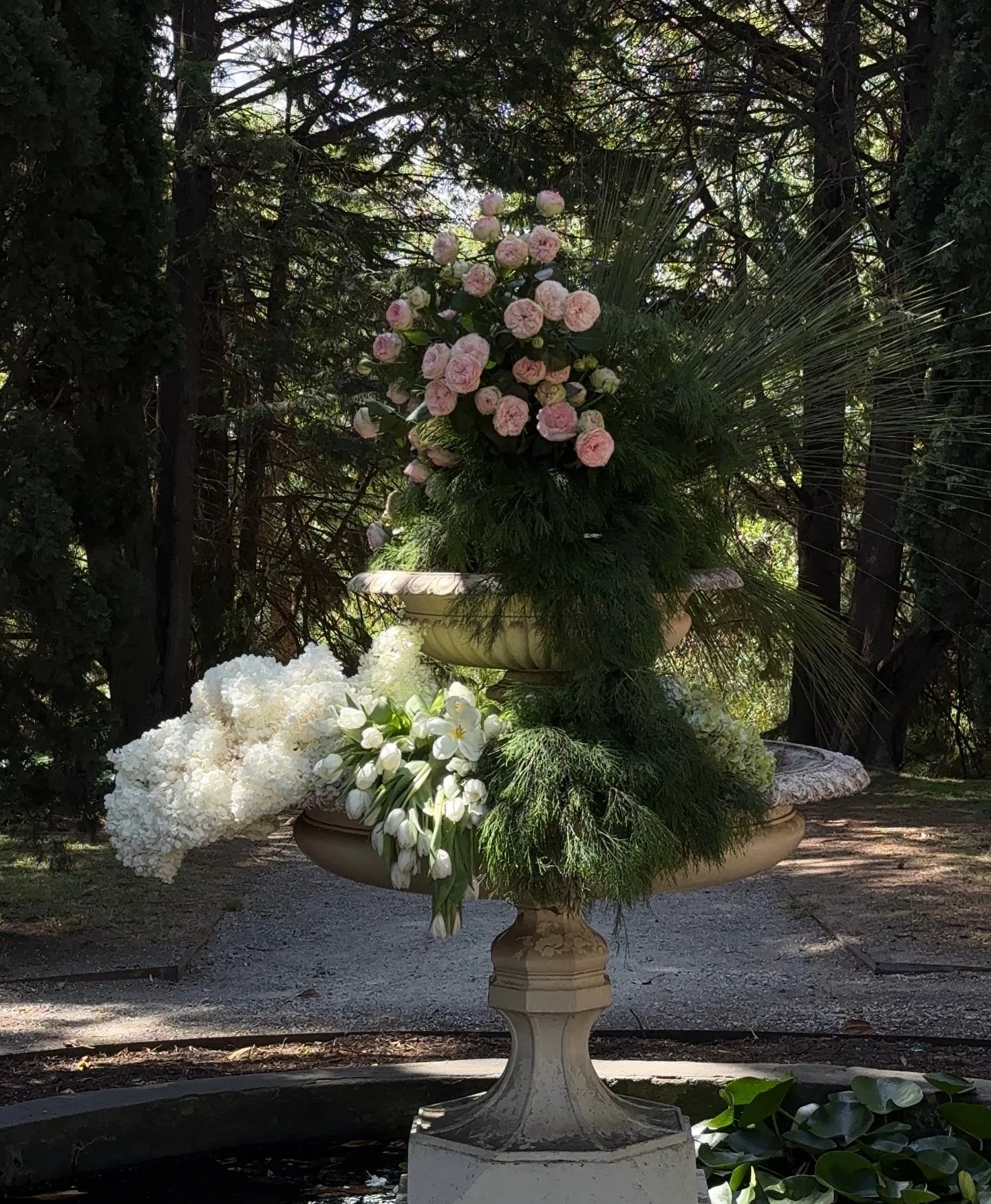 A moment for this gorgeous fountain piece by @thepetaledition 

Content by @mtl.socials 
Styling and coordination @wholelottalovecreative