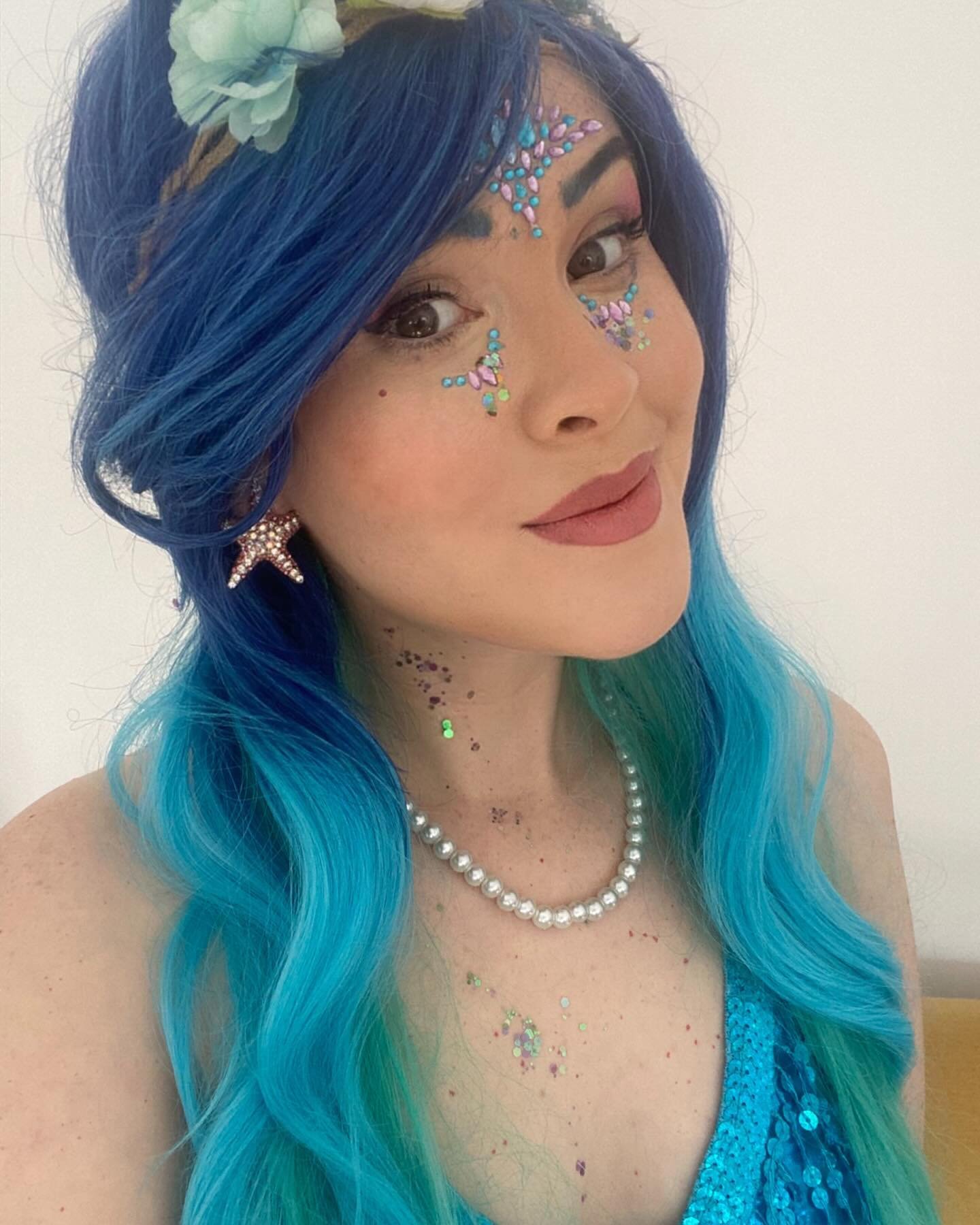 Magical Mermaid Aquaria just had wonderful video birthday call with a special little girl! She sent her a shell decorating kit and they sang together, painted shells and talked about life on the land and the sea! Truly magical 🧜🏻&zwj;♀️🧜⭐️
