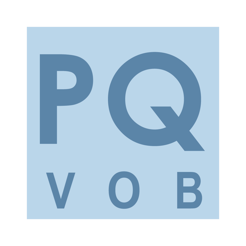 Blaues Logo mit großen Buchstaben P und Q, darunter die Buchstaben V, O, B