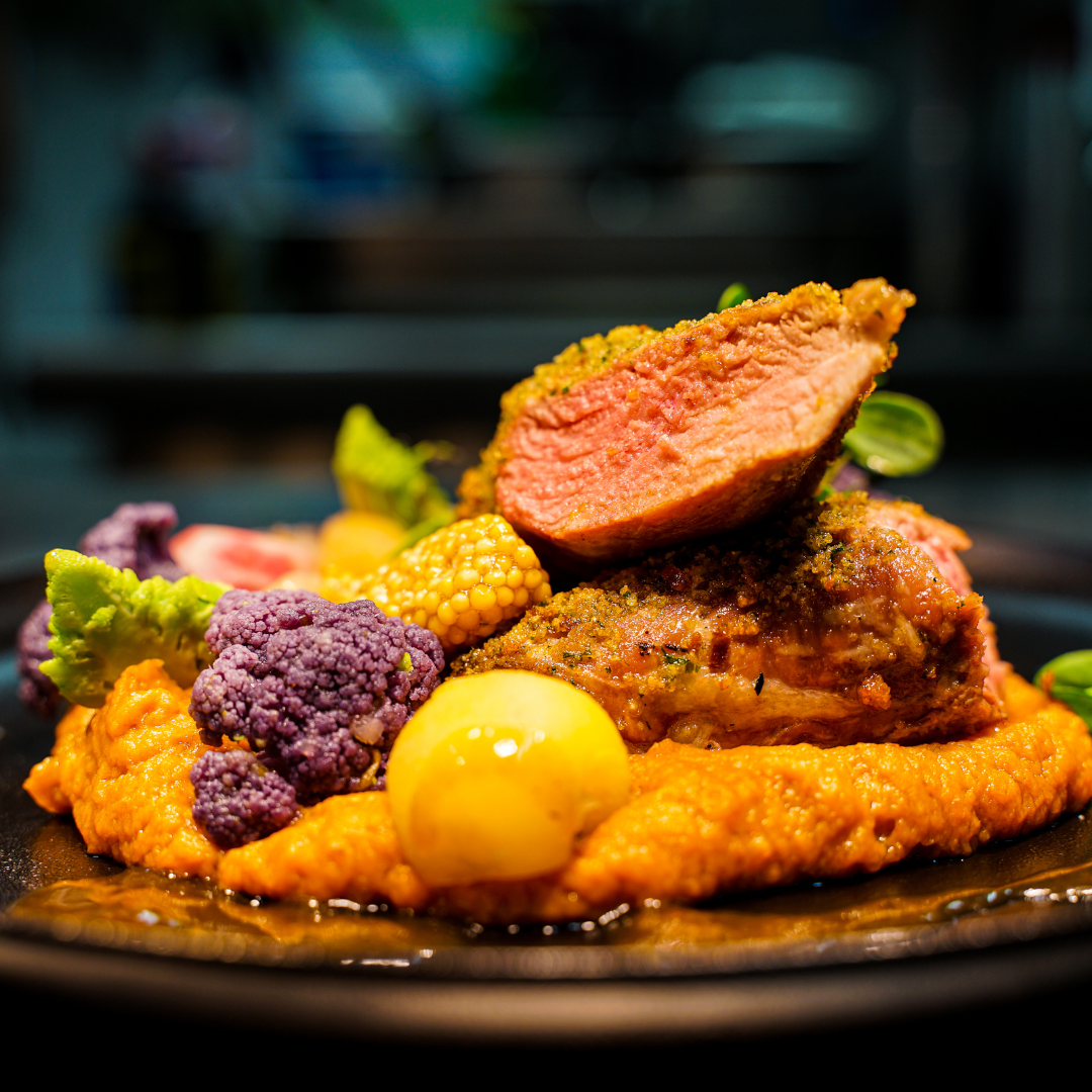 Gepanzerter Thunfisch mit buntem Gemüse und cremiger Soße