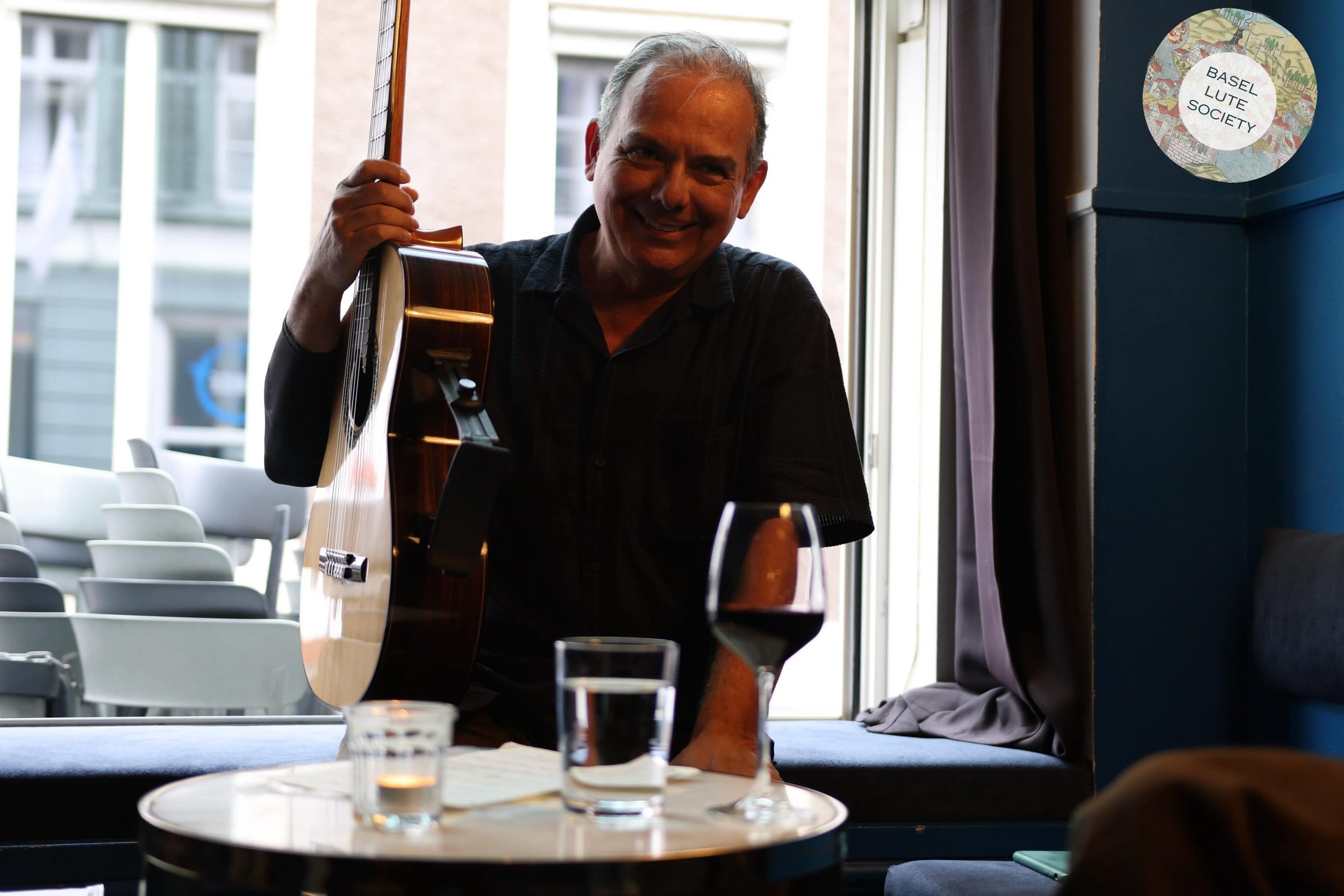 The last meeting of the BLS hosted two micro-concerts
✨Peter Croton payed Bach on his baroque lute. 
✨Patricio Morales shared with us the music of one of his mentors, on the classical guitar. After living for many years in the US, he plans to come ba