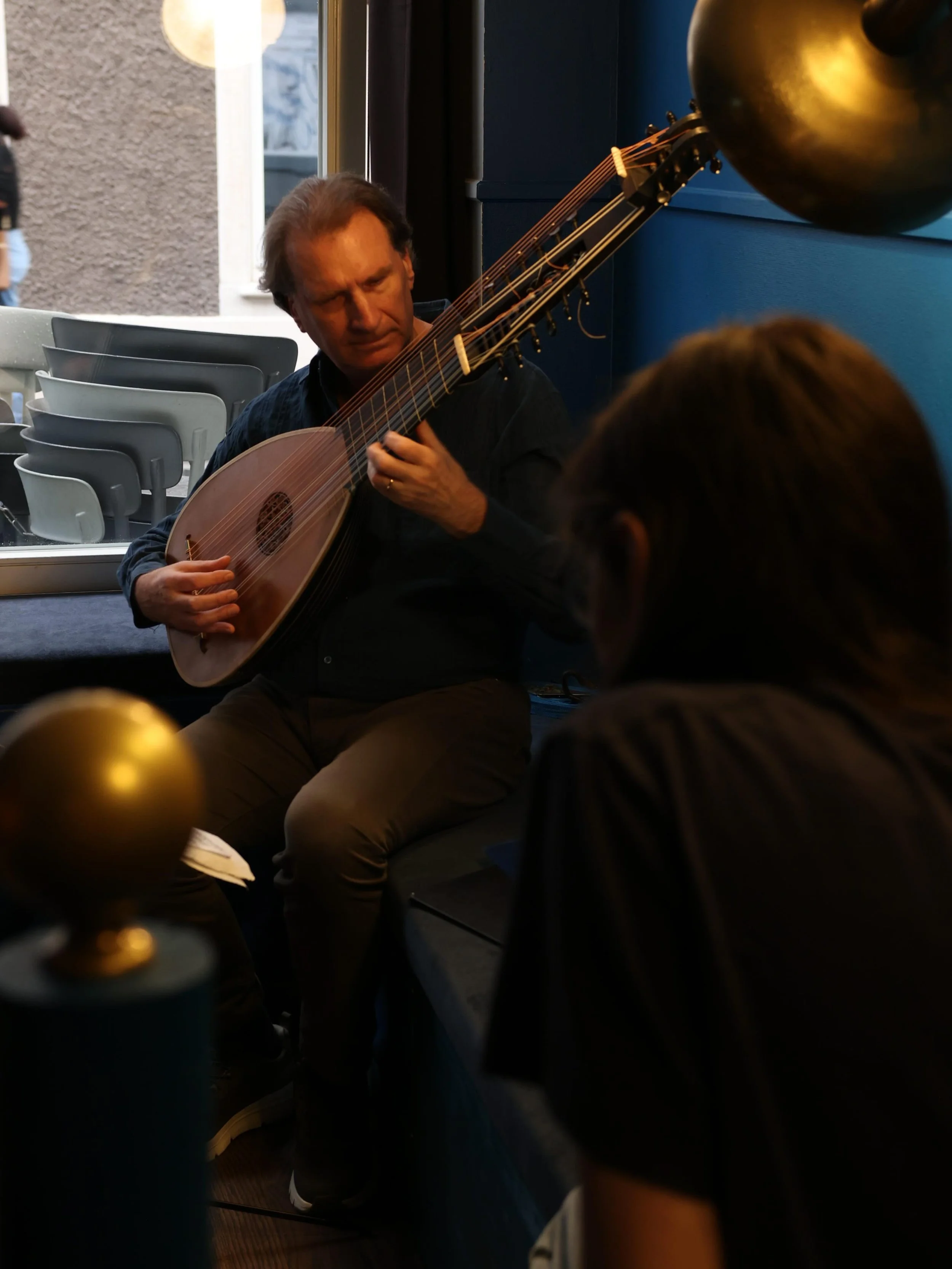 The last meeting of the BLS hosted two micro-concerts
✨Peter Croton payed Bach on his baroque lute, which kept its original back! The sound was captivating.
✨Patricio Morales played the classical guitar. 
✨&rdquo;Size matters&rdquo; when it&rsquo;s a