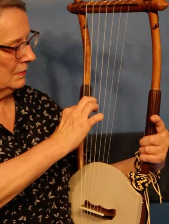 🌸May meeting of the BLS hosted Francesco Zoccalli playing Weiss on baroque lute.
🇬🇷 Miriam brought an Ancient Greek Lyre. Check out her own song in the video!
🎸 Jam on the oldest tune: The Seikilos epitaph
🏄🏻&zwj;♂️ @losfsurfersmokers visited p