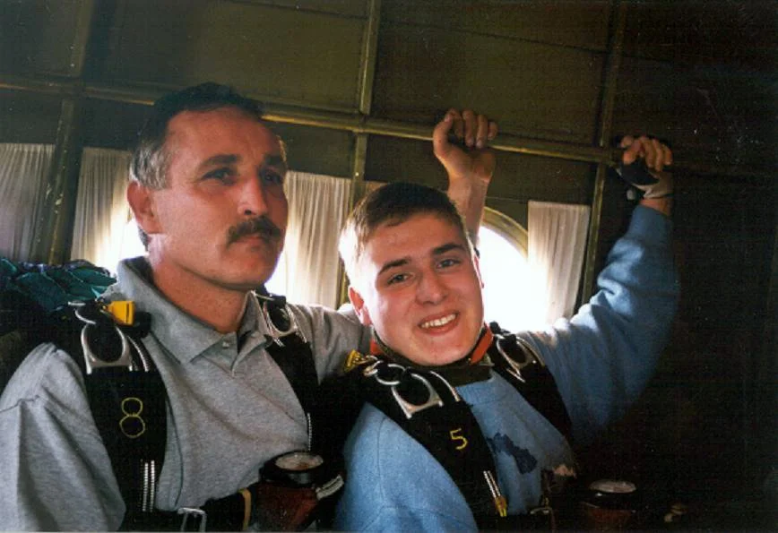 kon_FAMILIENSPRUNG mit Vater (c) privat.jpeg