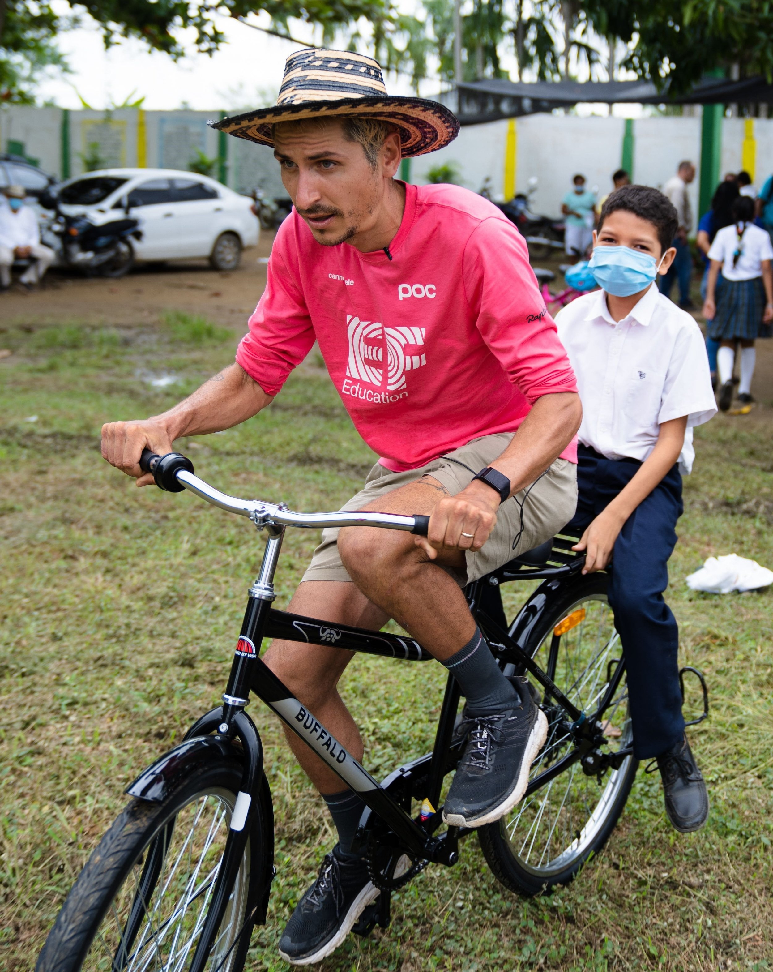 Lachlan Morton in Kolumbien im Einsatz auf einem Buffalo-Bike. (Foto: EF Education First)