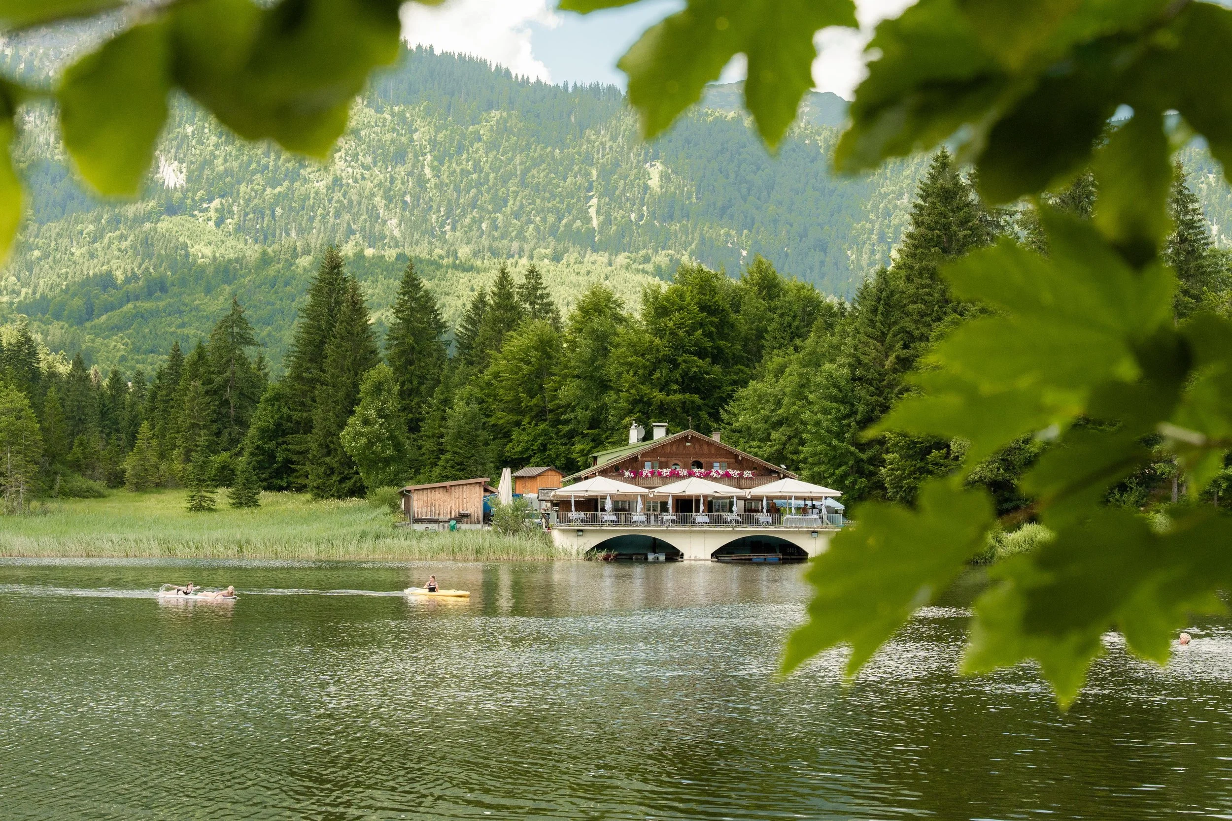 Sommerhochzeit am Pflegersee in Garmisch-Partenkirchen - und plötzlich waren alle im Wasser