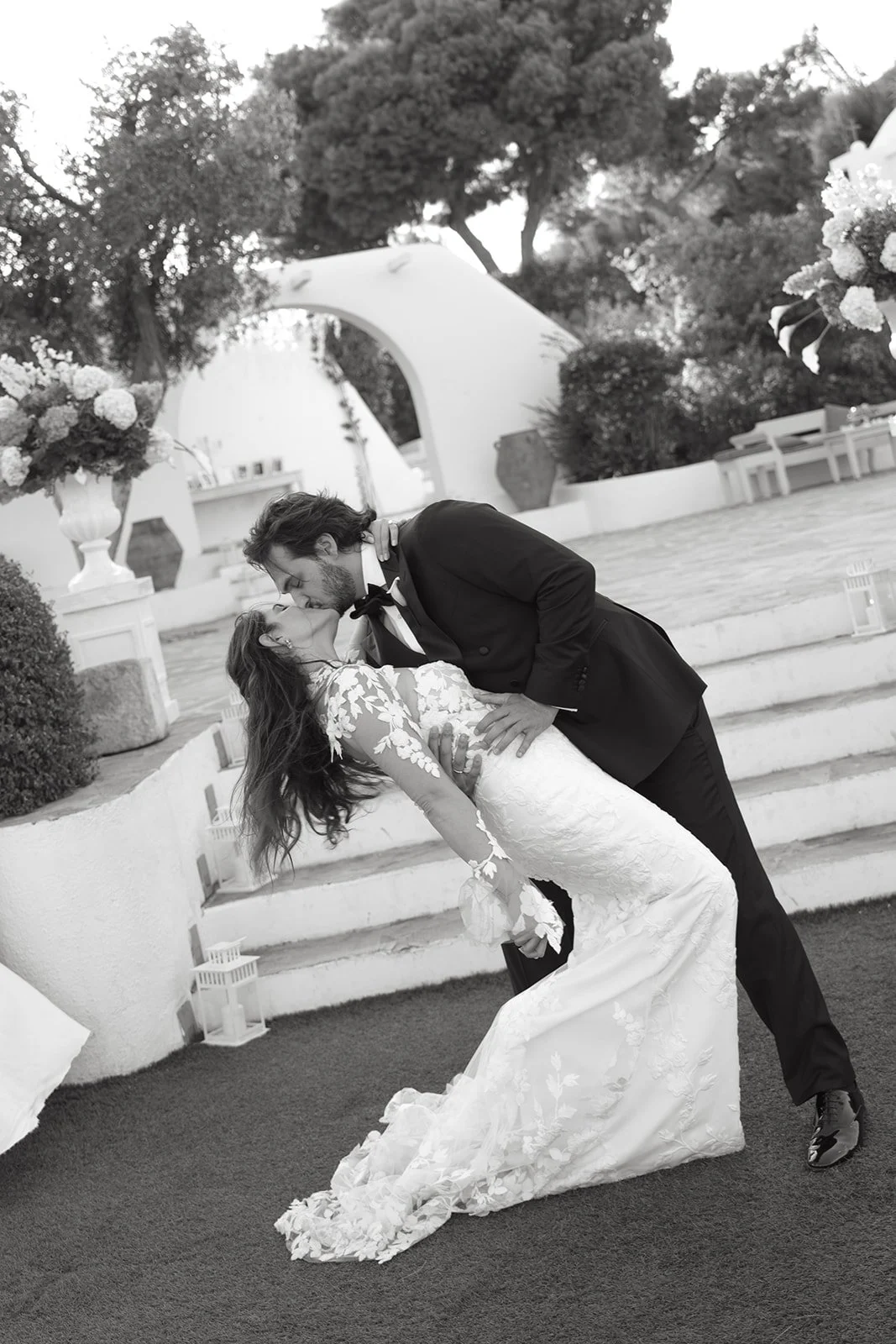 married couple kissing at island art and taste