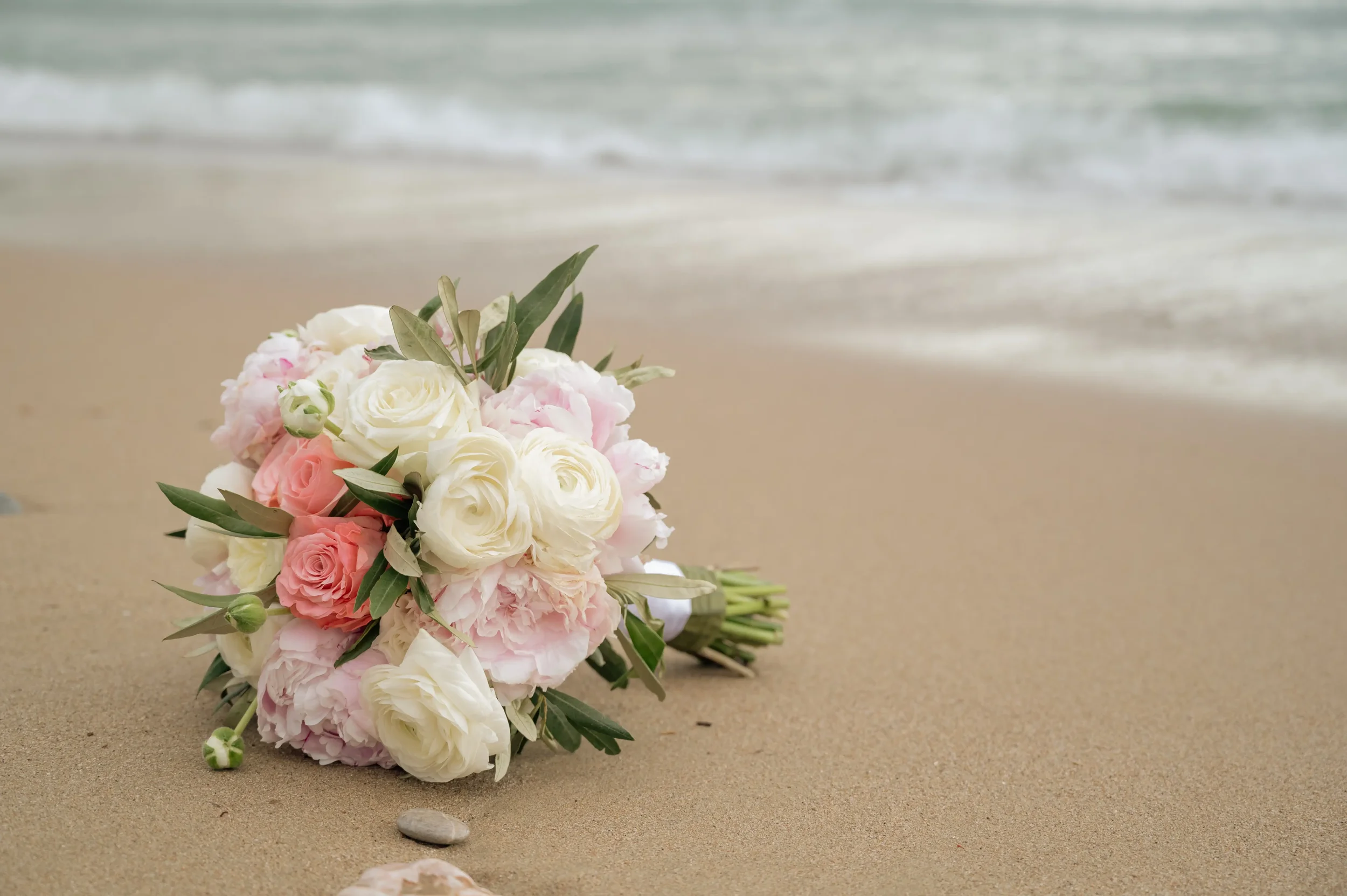 wedding-bouquet-with-roses-and-peonies.webp